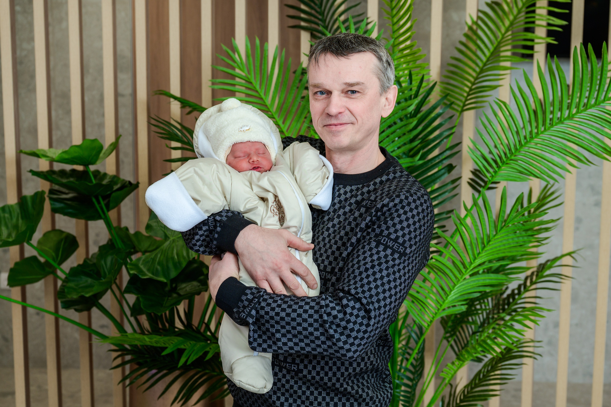 Съемка выписки из роддома ГКБ 81 Вересаева. Фотосъемка выписки из роддома в Москве, заказать фотографа на выписку ньюборн съемка в роддоме newborn фотограф в Юдино