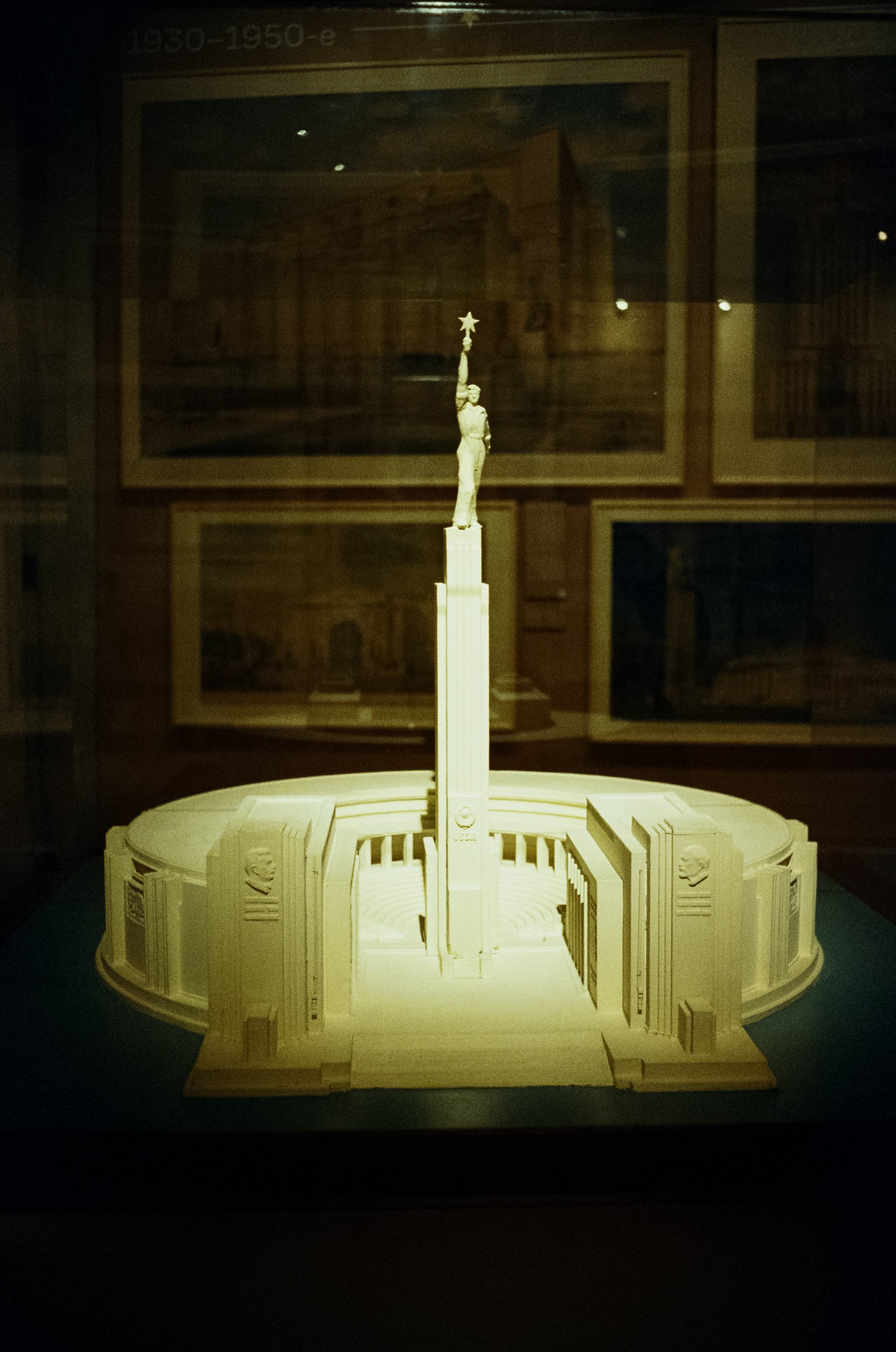 Ricoh FF-1 / SFL 500T (Kodak Vision 3 500T) / 27 октября Музей Архитектуры