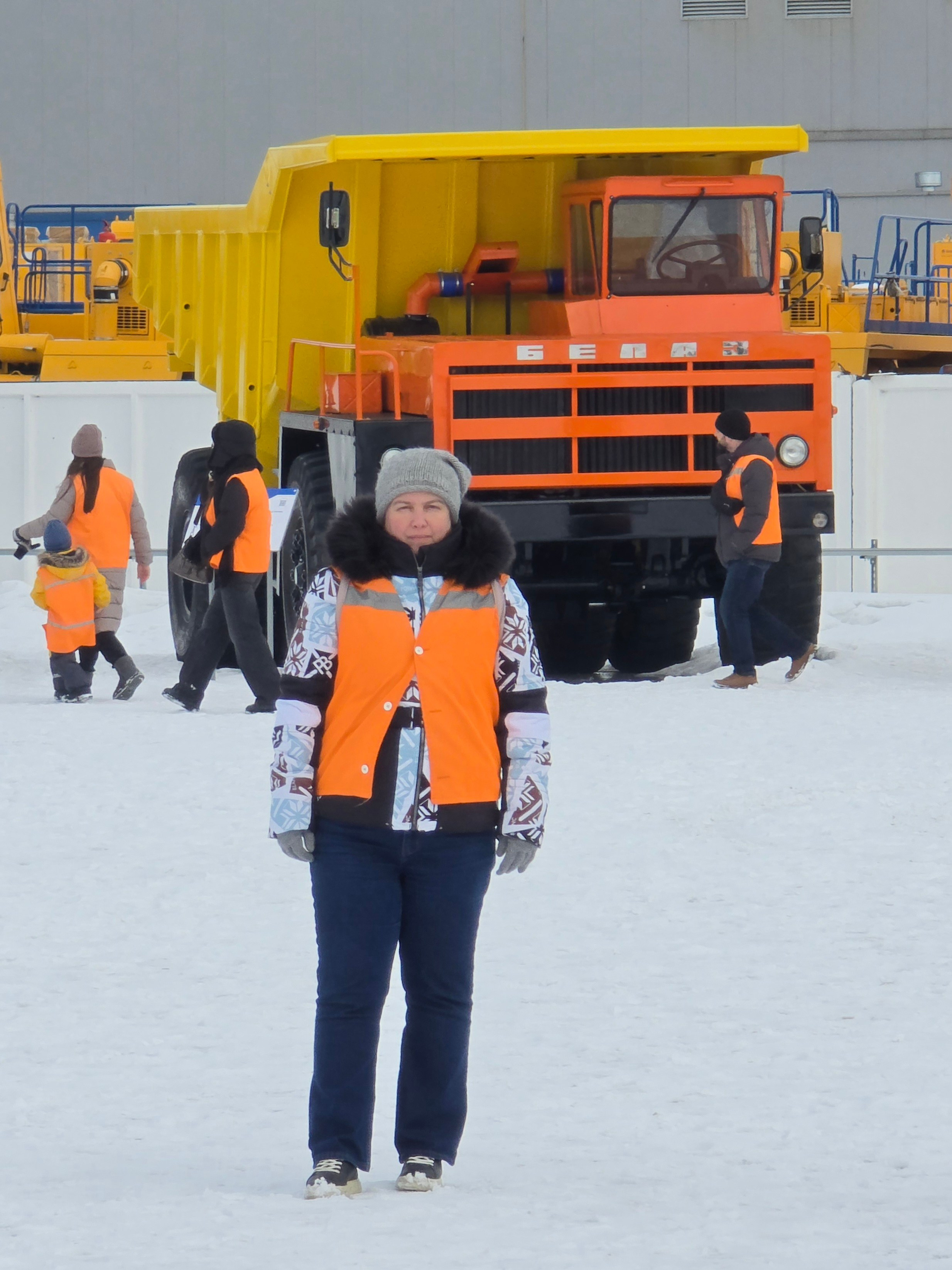 Безопасность и организация - на высоте. В цеху - в касках, на территории - в жилетах