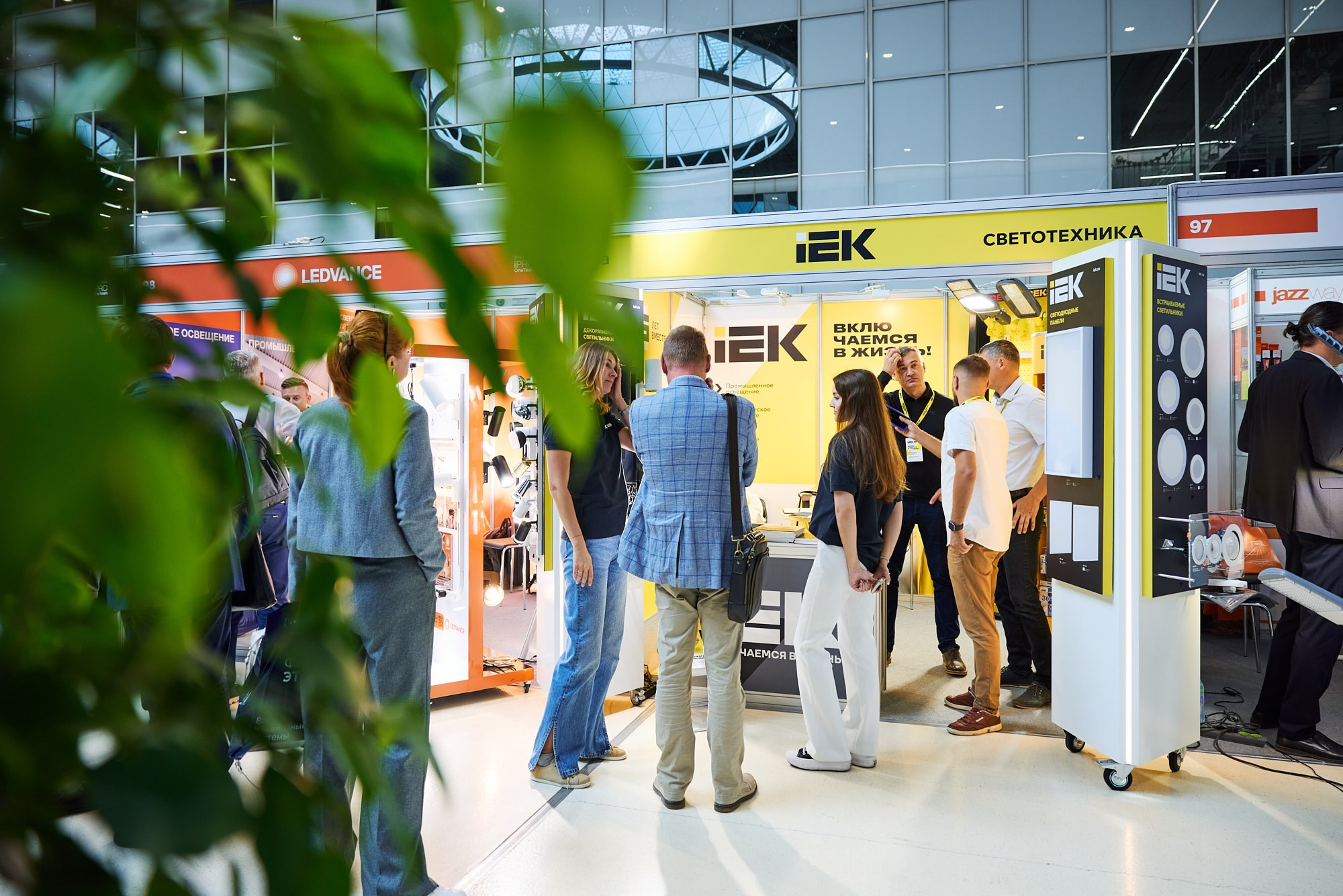 Фотограф на выставке IEK — репортажная съёмка корпоративного стенда в Москве. Репортажный фотограф в Москве — Дмитрий Тарасов | Съёмка мероприятий, концертов, корпоративов
