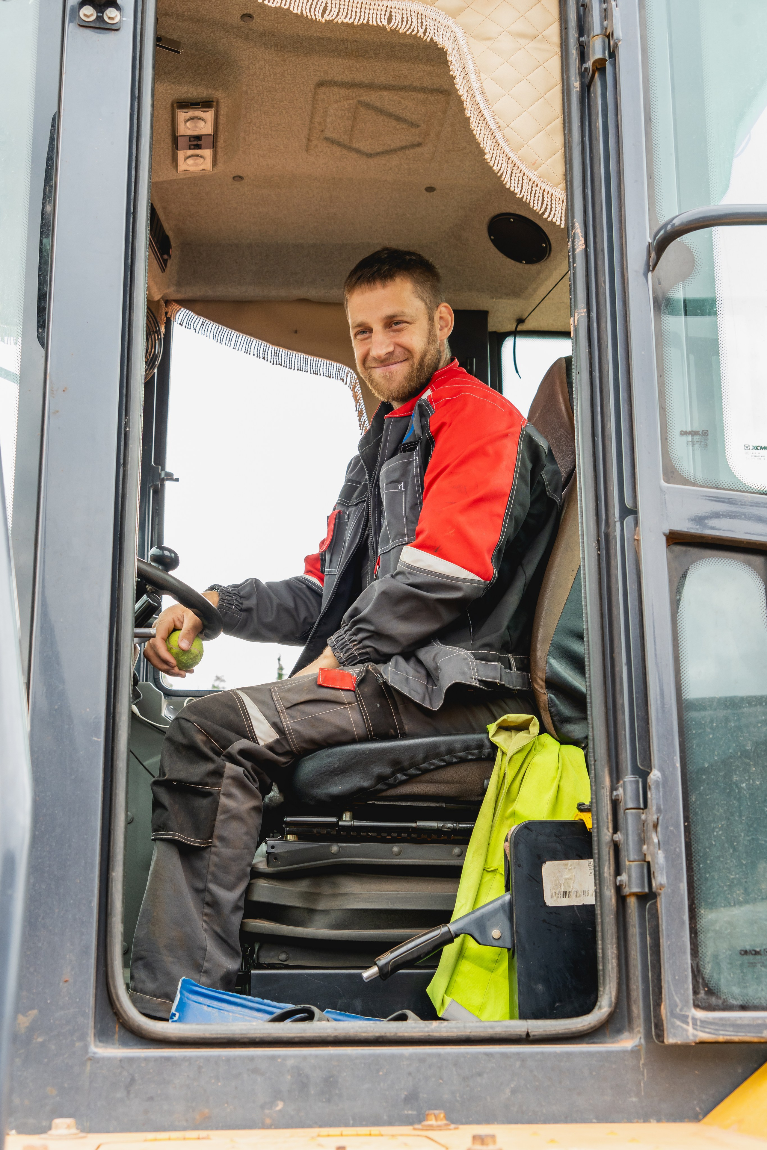 Репортажная (документальная) фотография. Занимаюсь профессиональной фотографией и живу рядом с Байкалом. Работаю в разных жанрах