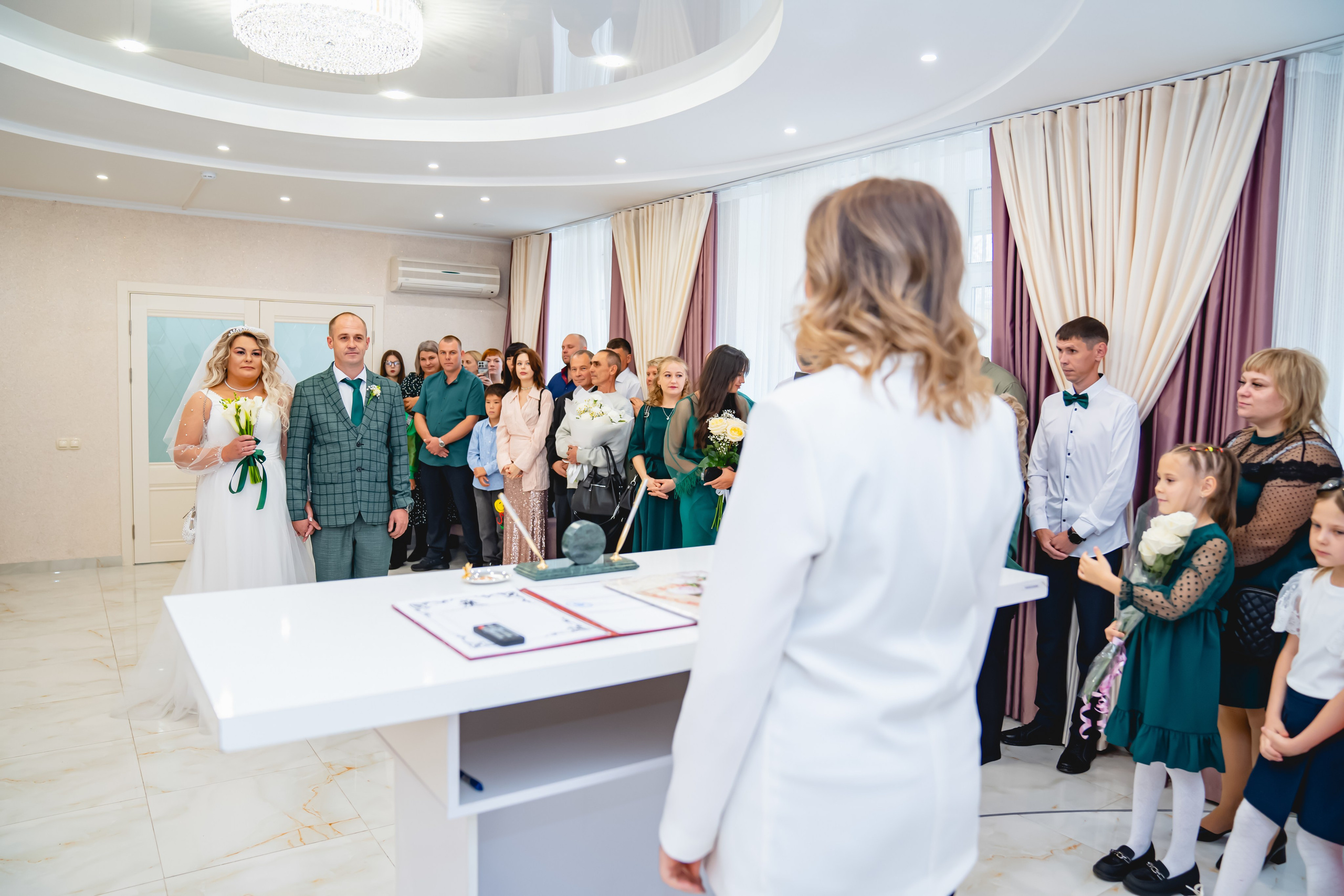 Осенняя Свадьба 2024. Занимаюсь профессиональной фотографией и живу рядом с Байкалом. Работаю в разных жанрах