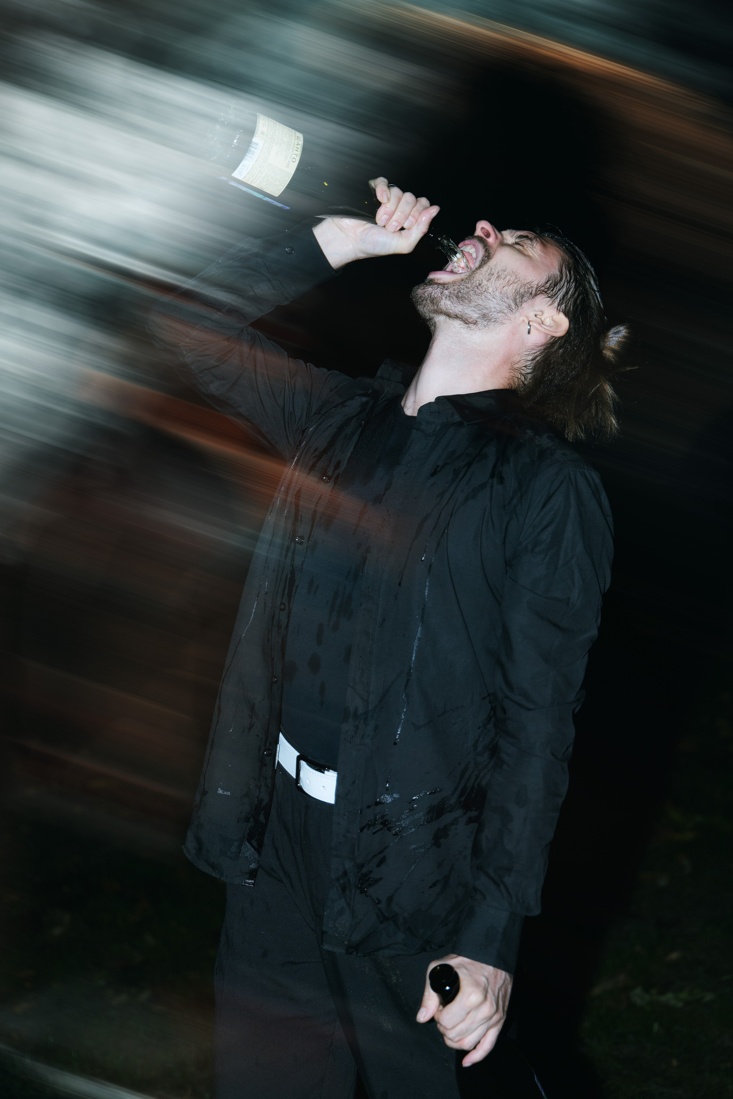 Мужская портретная фотосессия с шампанским и двойной экспозицией