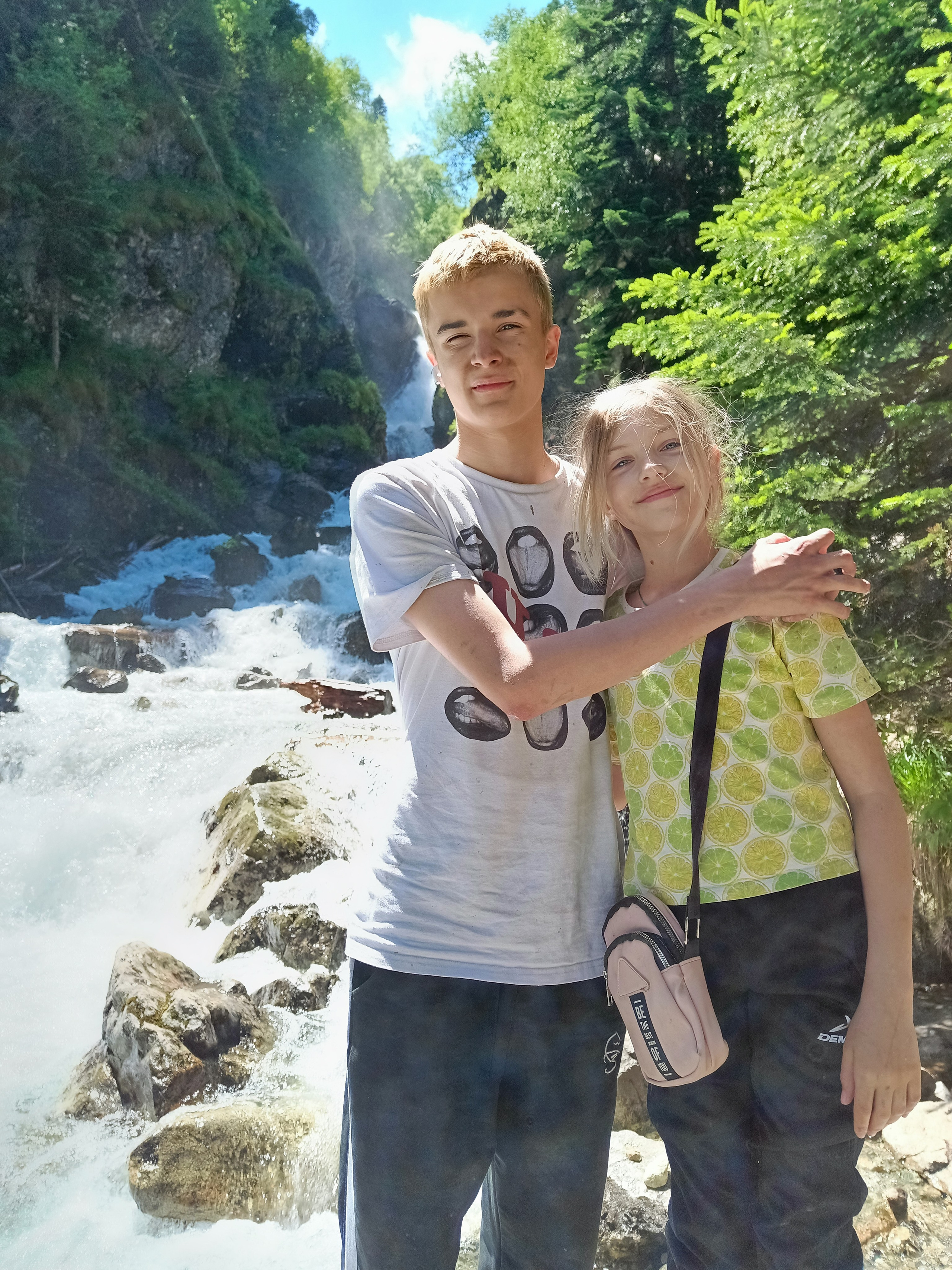 Эльбрус 2023 Маша Саша Дима. Заставка