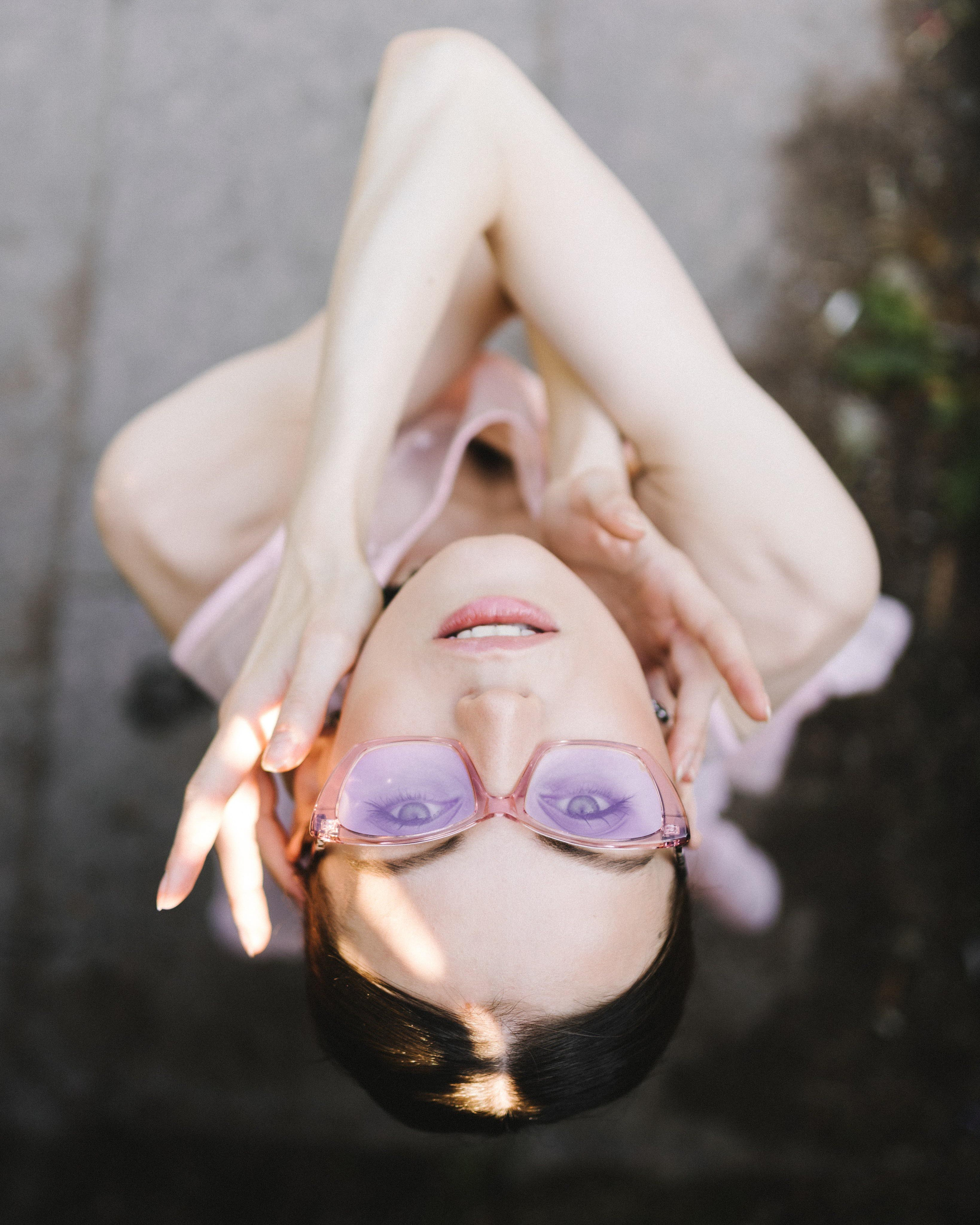 Портрет балерины в розовых очках в парке в Питере