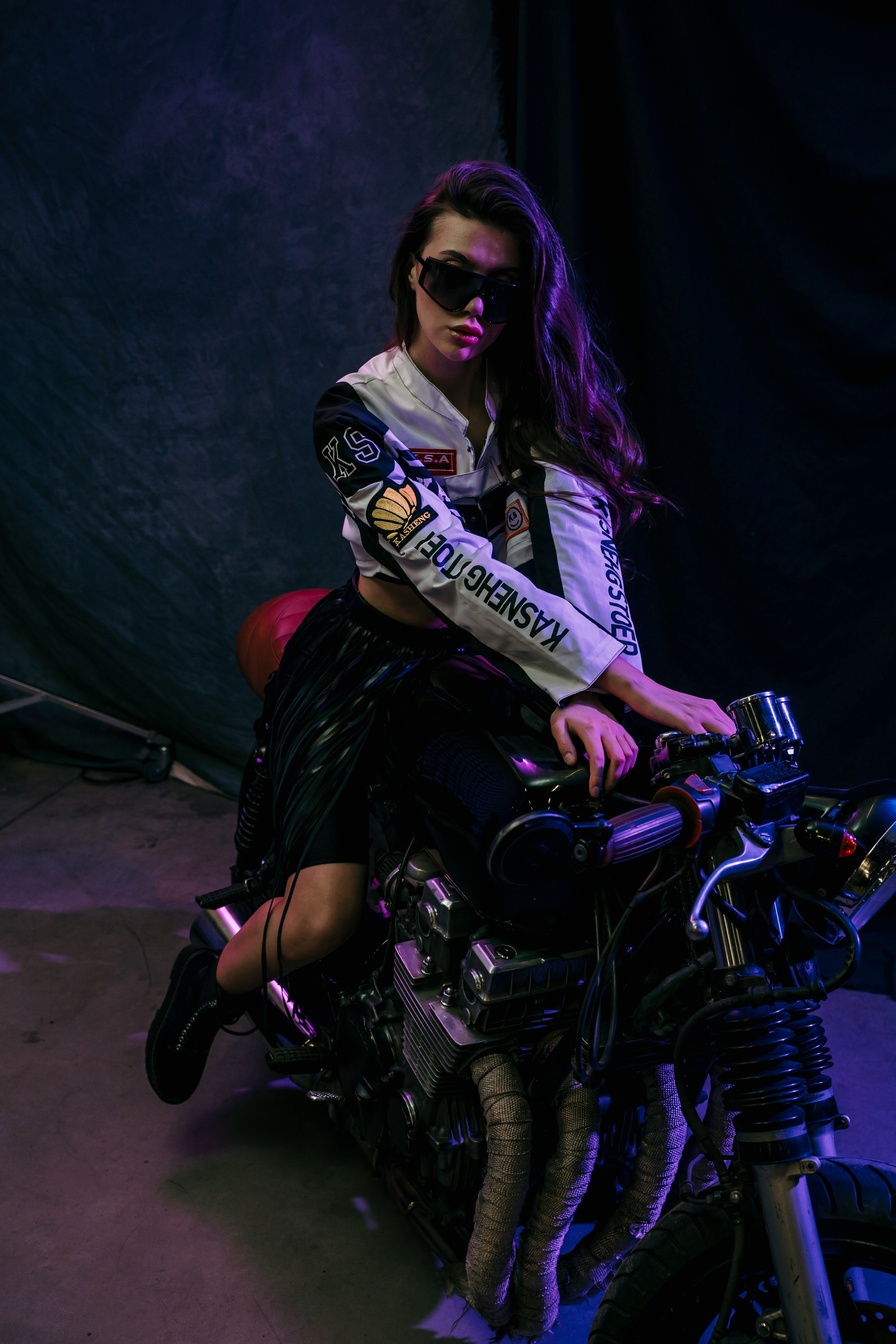 Фотосессия с мотоциклом в студии Санкт-Петербург. Свадебный, семейный, портретный, репортажный фотограф в Санкт-Петербурге