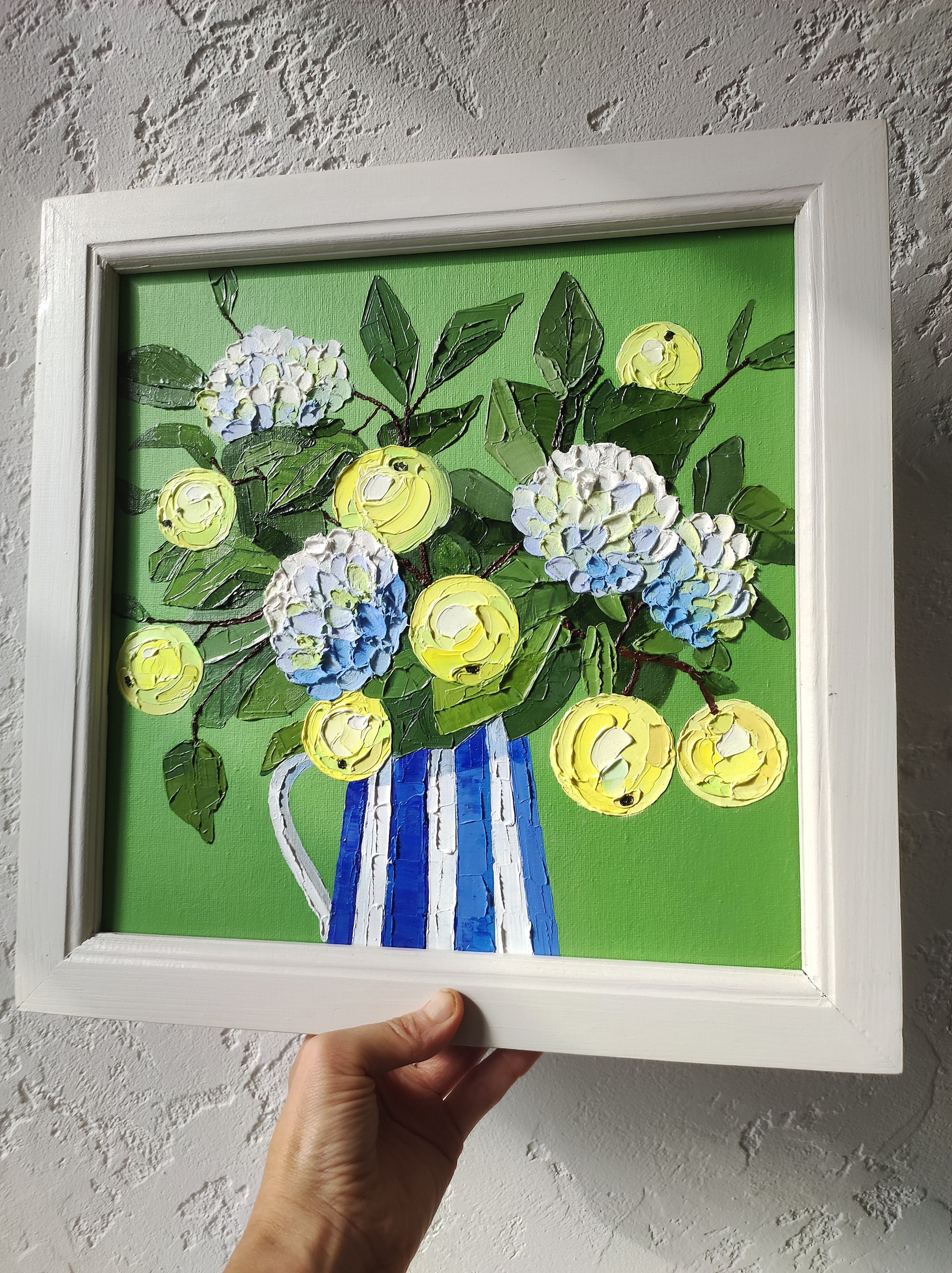 Яркая летняя живопись с зеленым цветом и букетом гортензии и яблоками в вазе