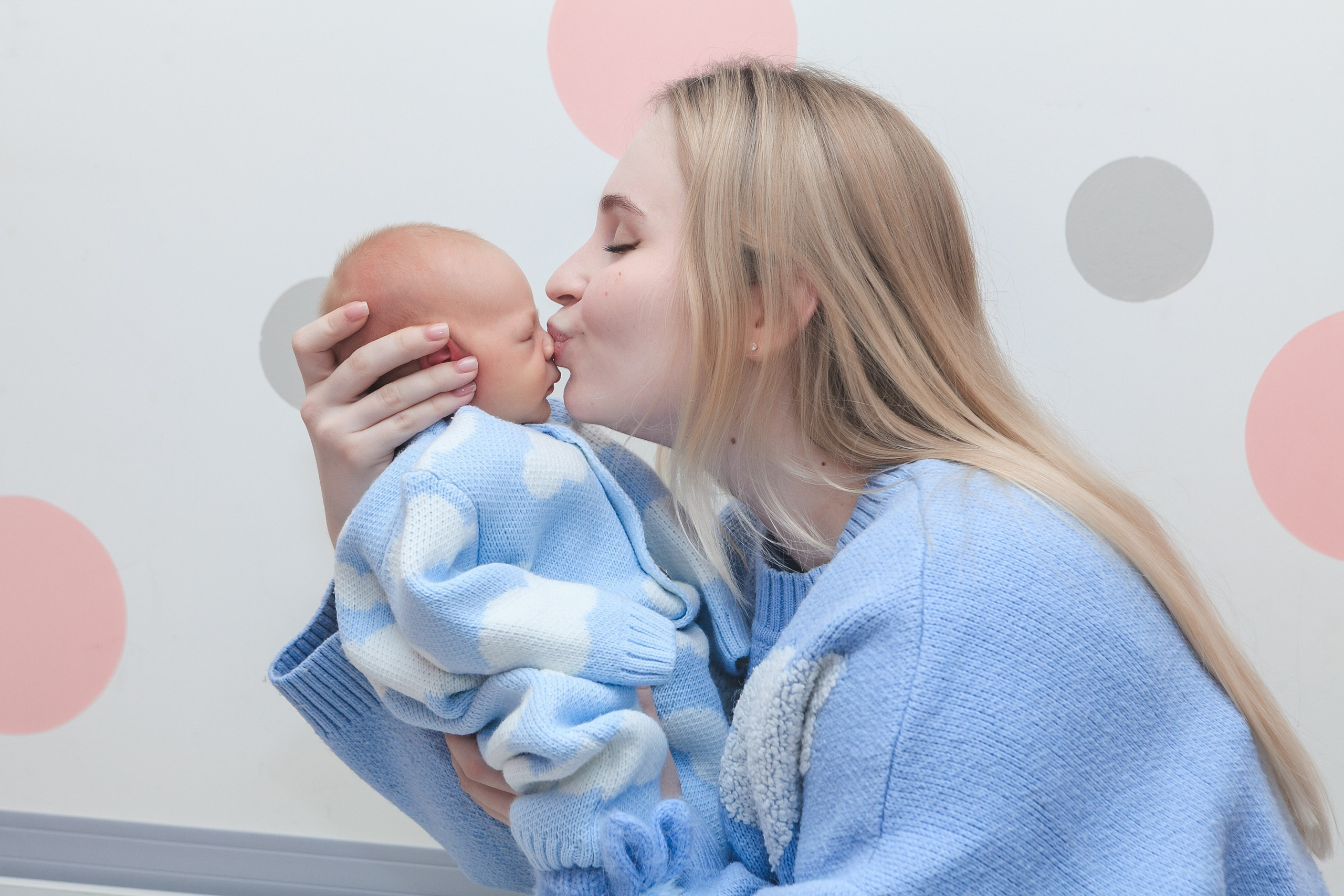 Фотосъемка выписки из роддома в Москве, заказать фотографа на выписку ньюборн съемка в роддоме newborn фотограф в Юдино