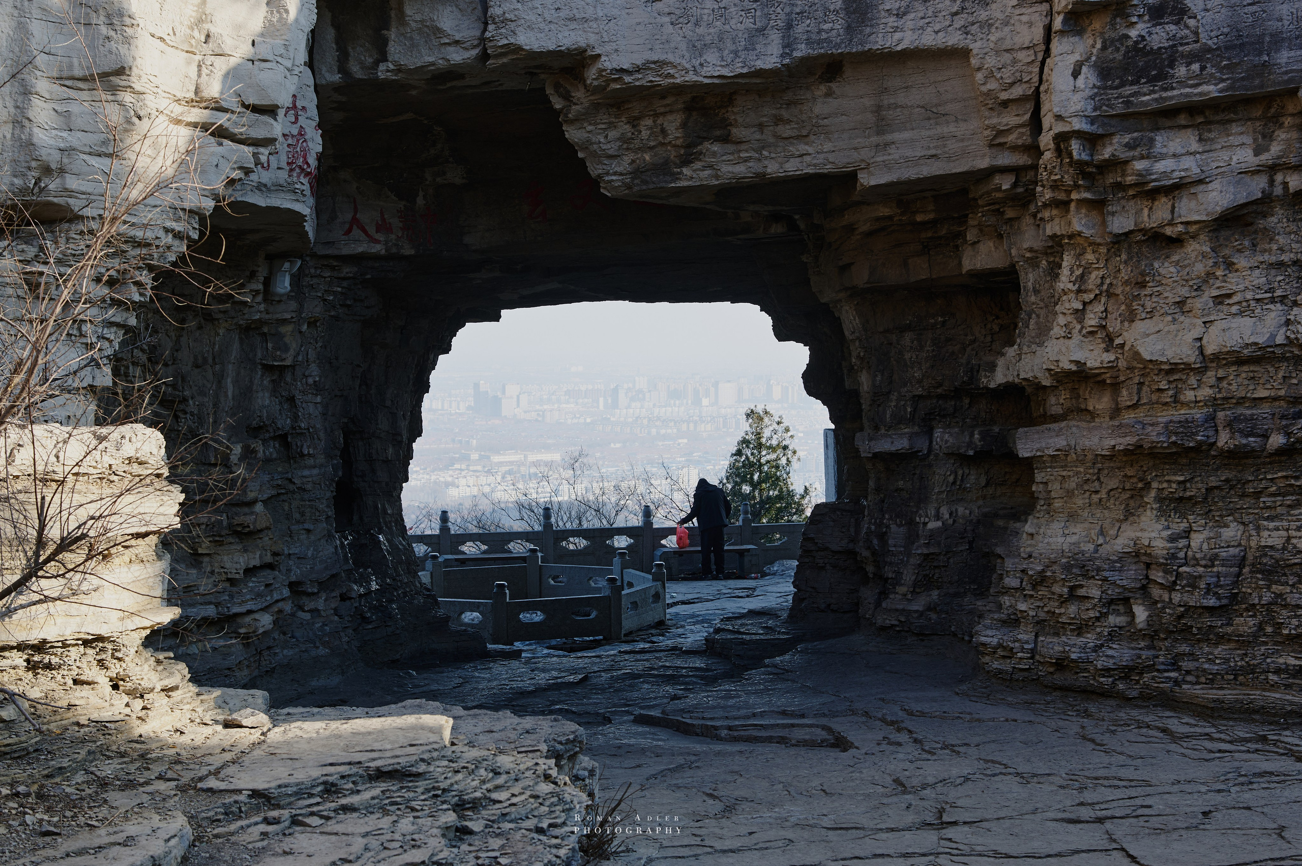 Рассвет на храмовой горе Юнмень. Цинчжоу. Фотограф Роман Адлер