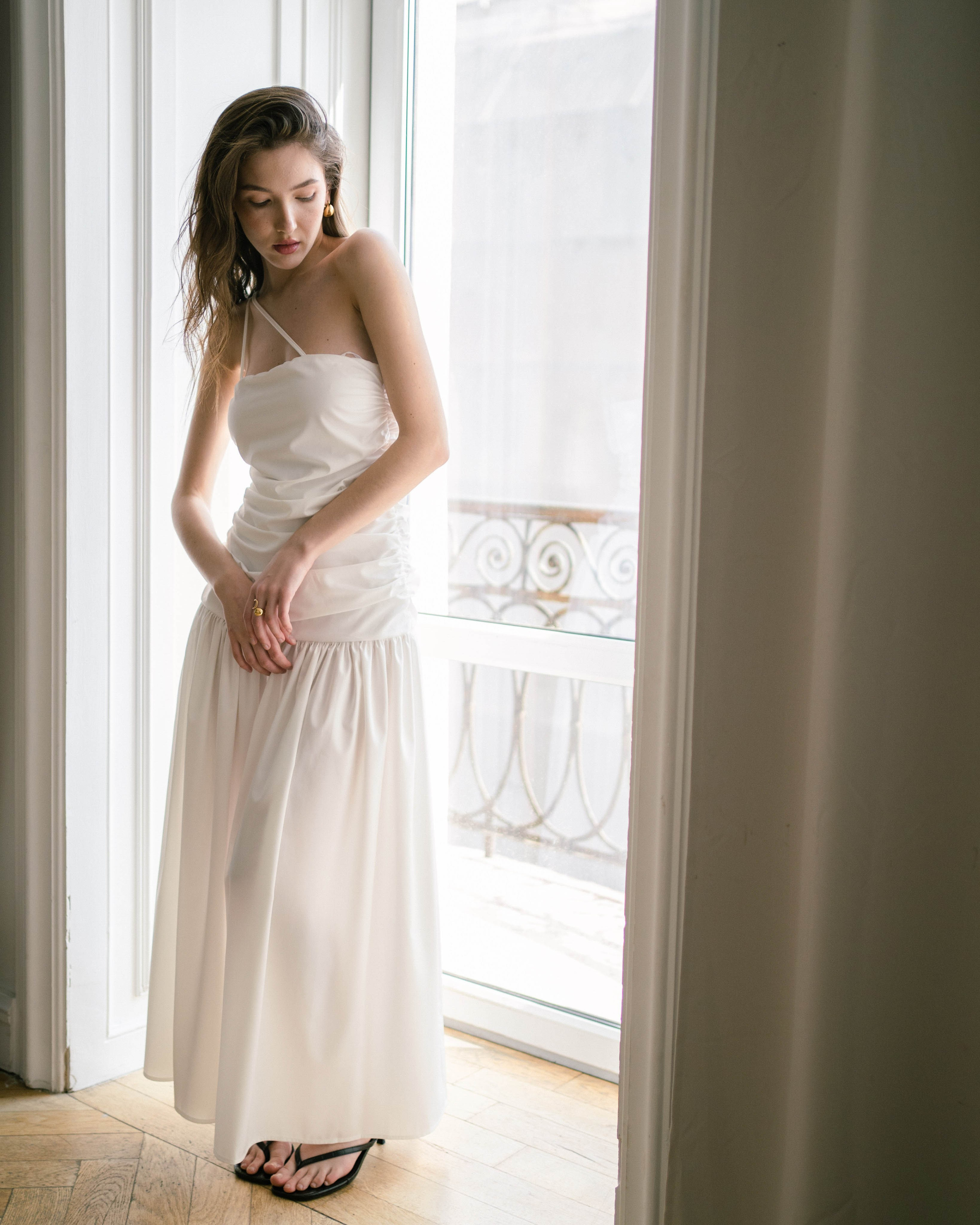 Атмосферное фото модели в белом платье в французском стиле