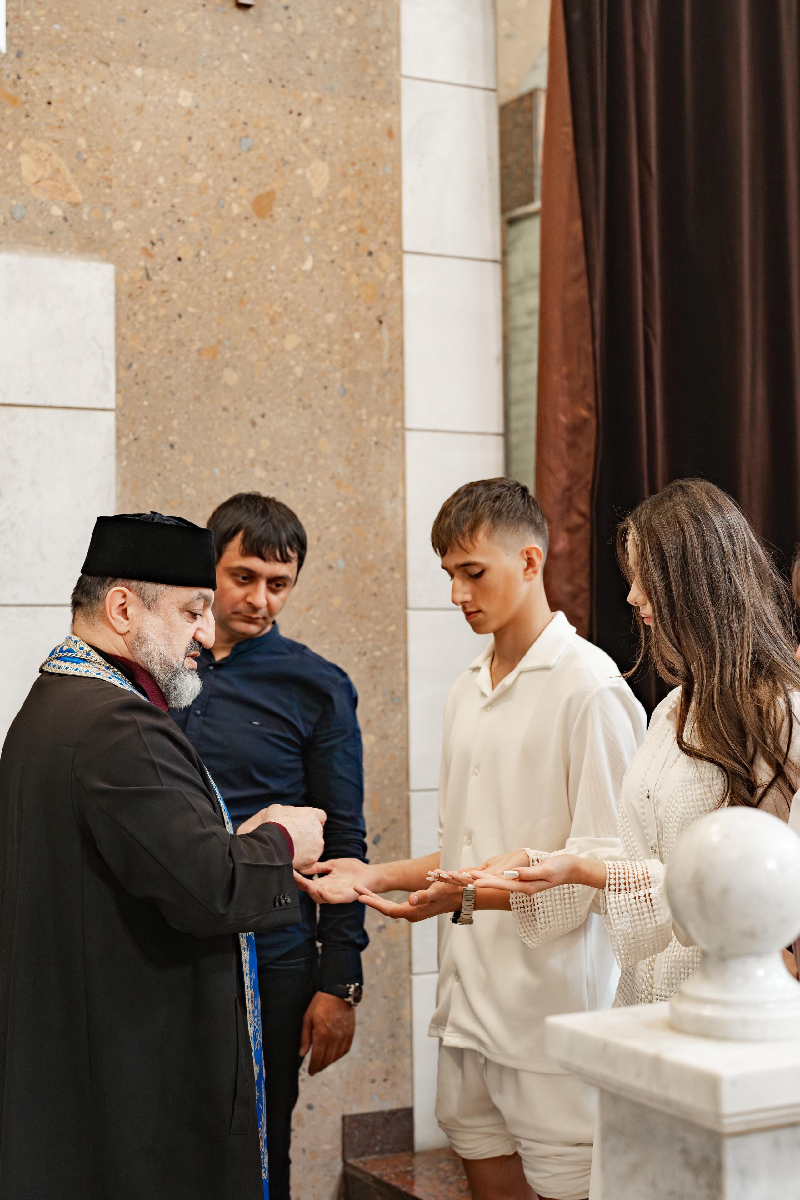 Крещение  ребёнка в храме. Фотограф видеограф Геннадий Янбаев в Сочи, Краснодаре
