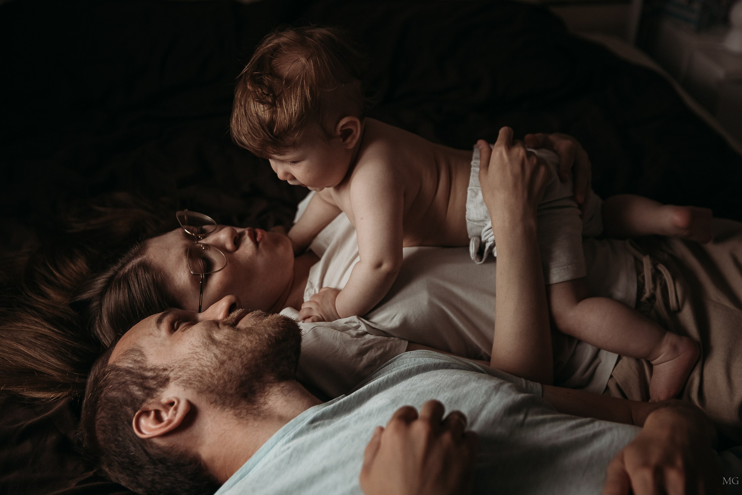 Сашенька и его родители. Маша Гонтарь Семейный домашний репортажный фотограф в Санкт-Петербурге