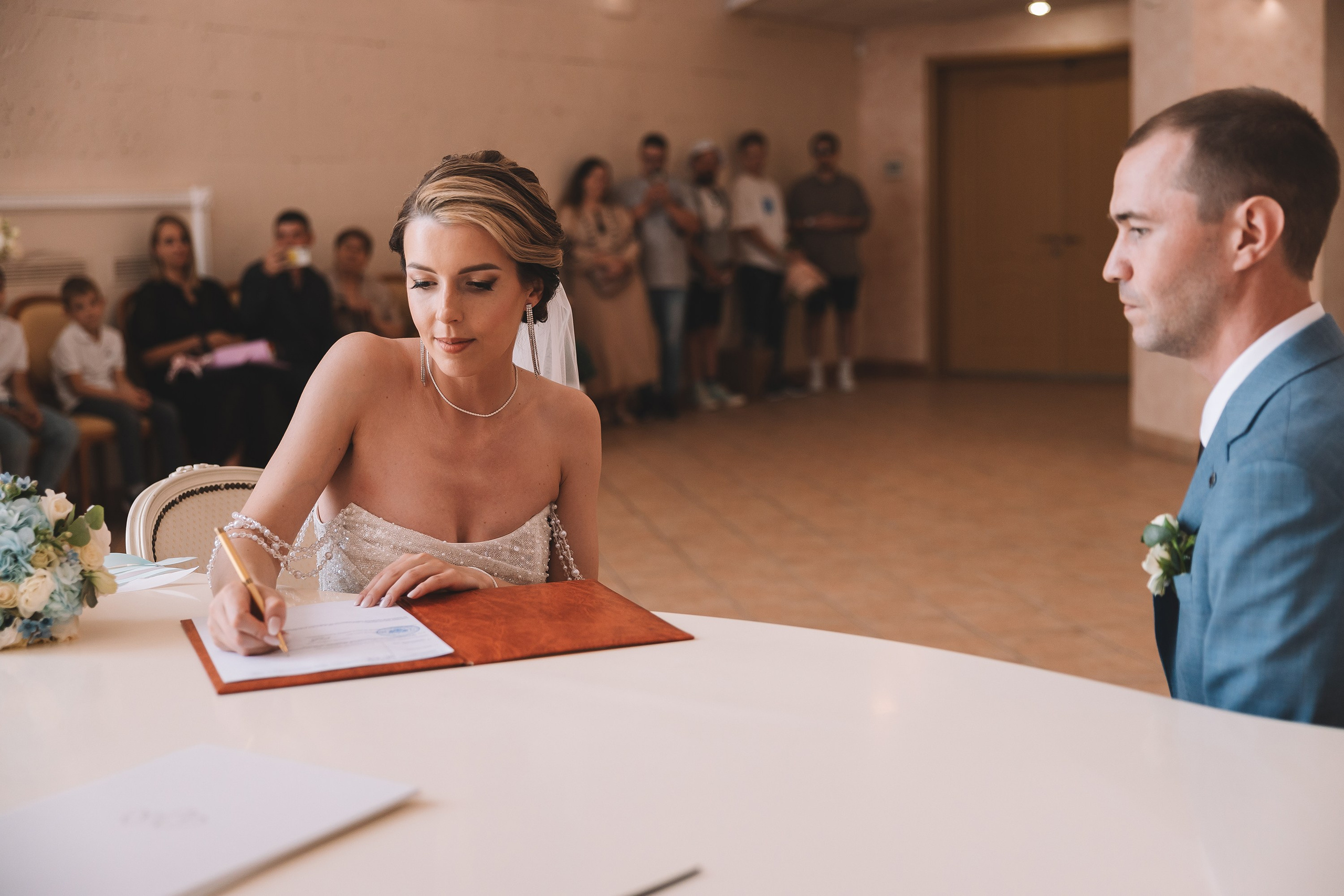 Свадебная фотосессия с росписью в ЗАГСе Видное и фотосессией с машиной. Свадебный фотограф в Москве — Оскар Гелманов