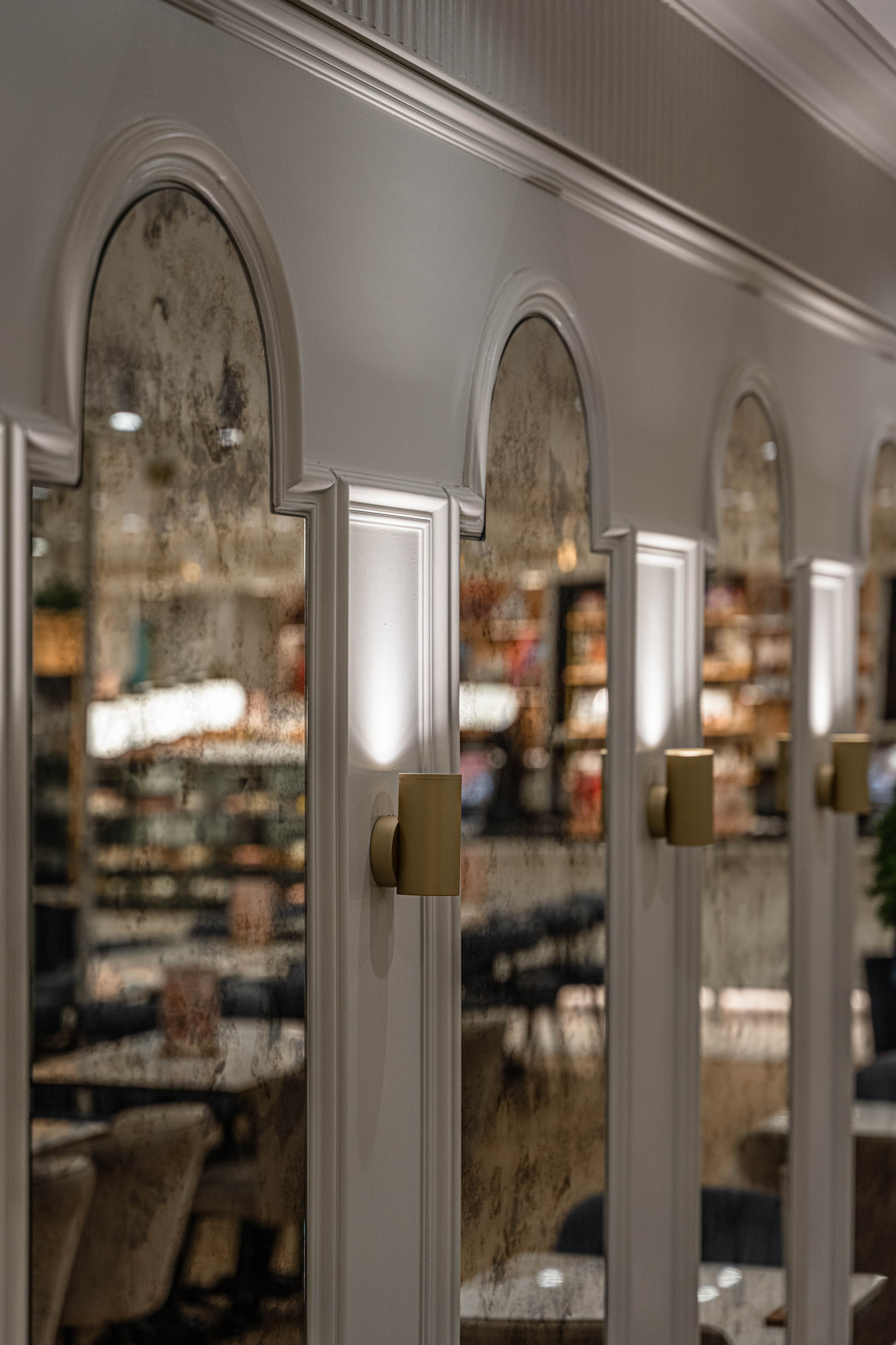 Фотосъемка освещения Maytoni в кафе Север. Интерьерный и репортажный фотограф в Санкт-Петербурге