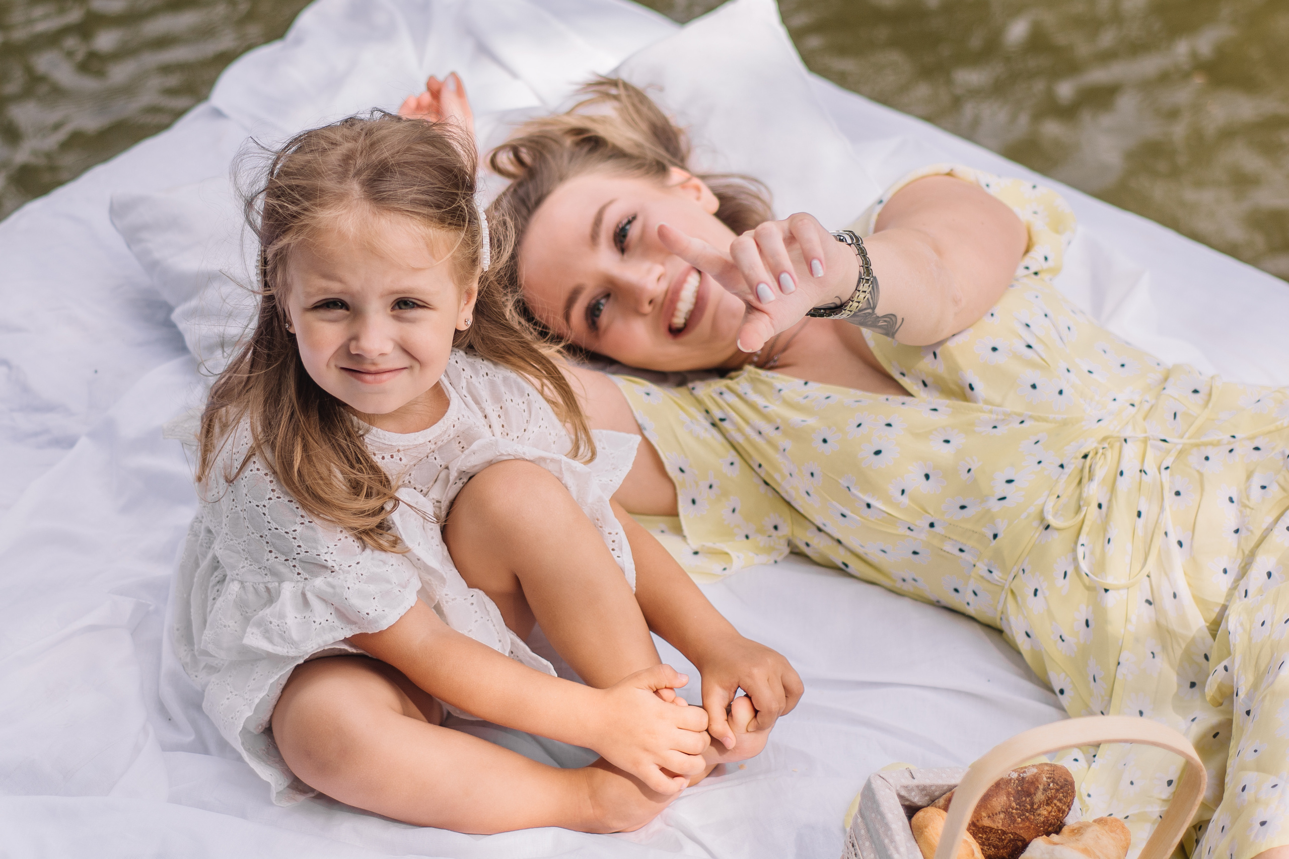 Катя и Дина, уличная фотосессия в студии. Семейный и детский фотограф Кущ Наташа