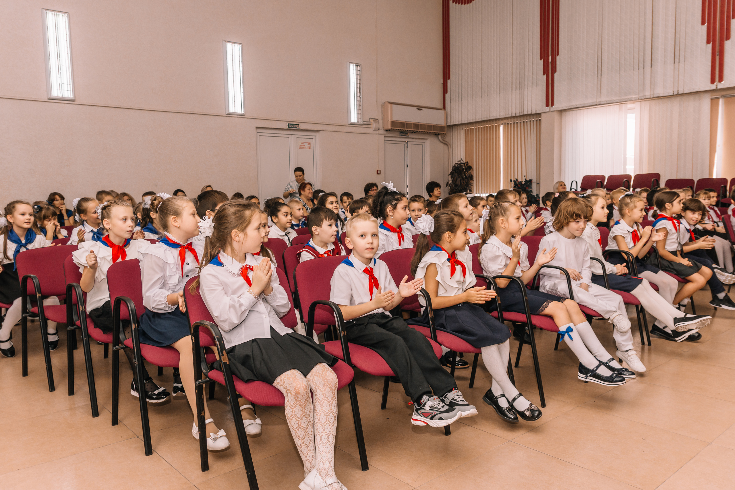 Посвящение в гимназисты, репортаж школьного праздника. Семейный и детский фотограф Кущ Наташа