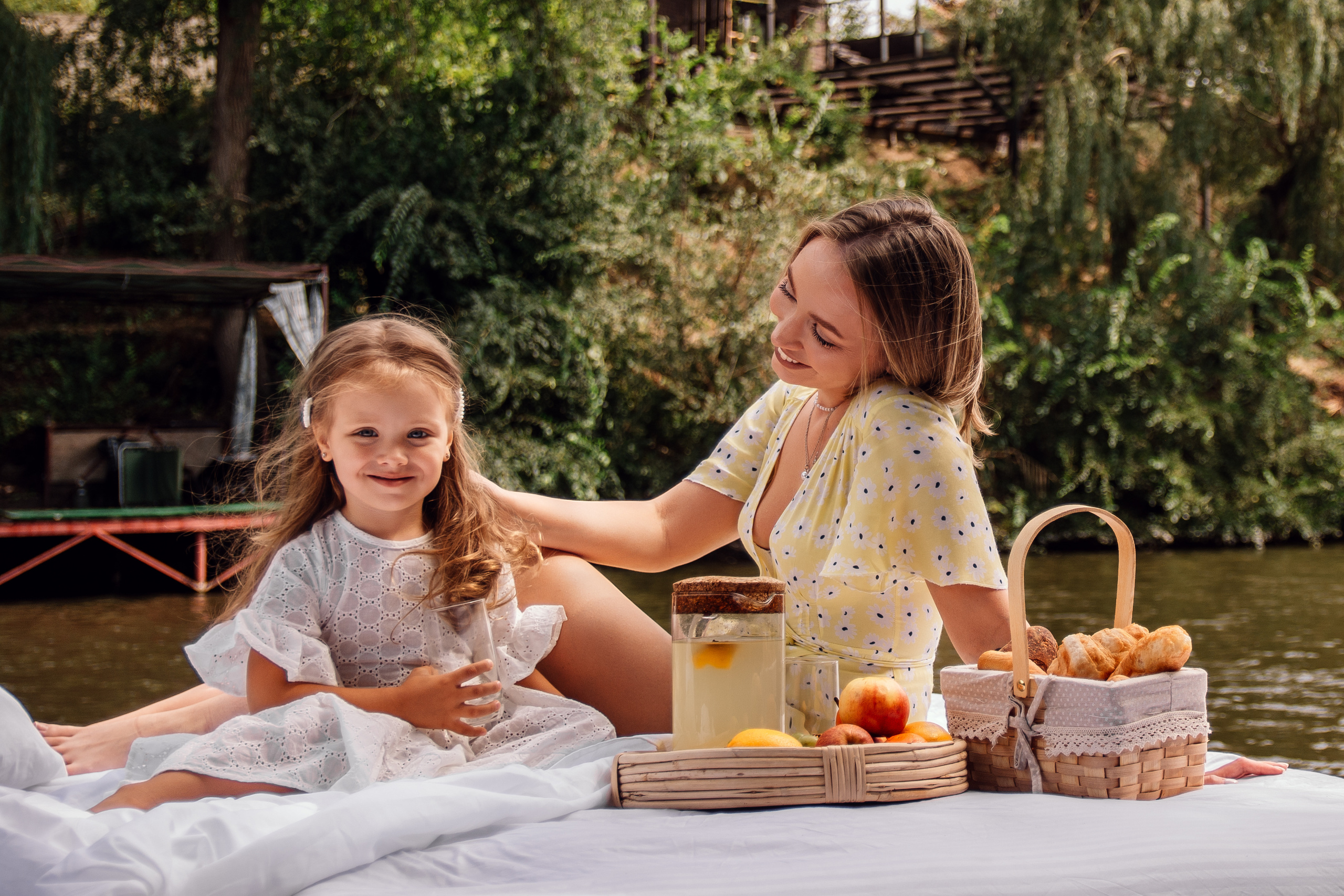 Катя и Дина, уличная фотосессия в студии. Семейный и детский фотограф Кущ Наташа