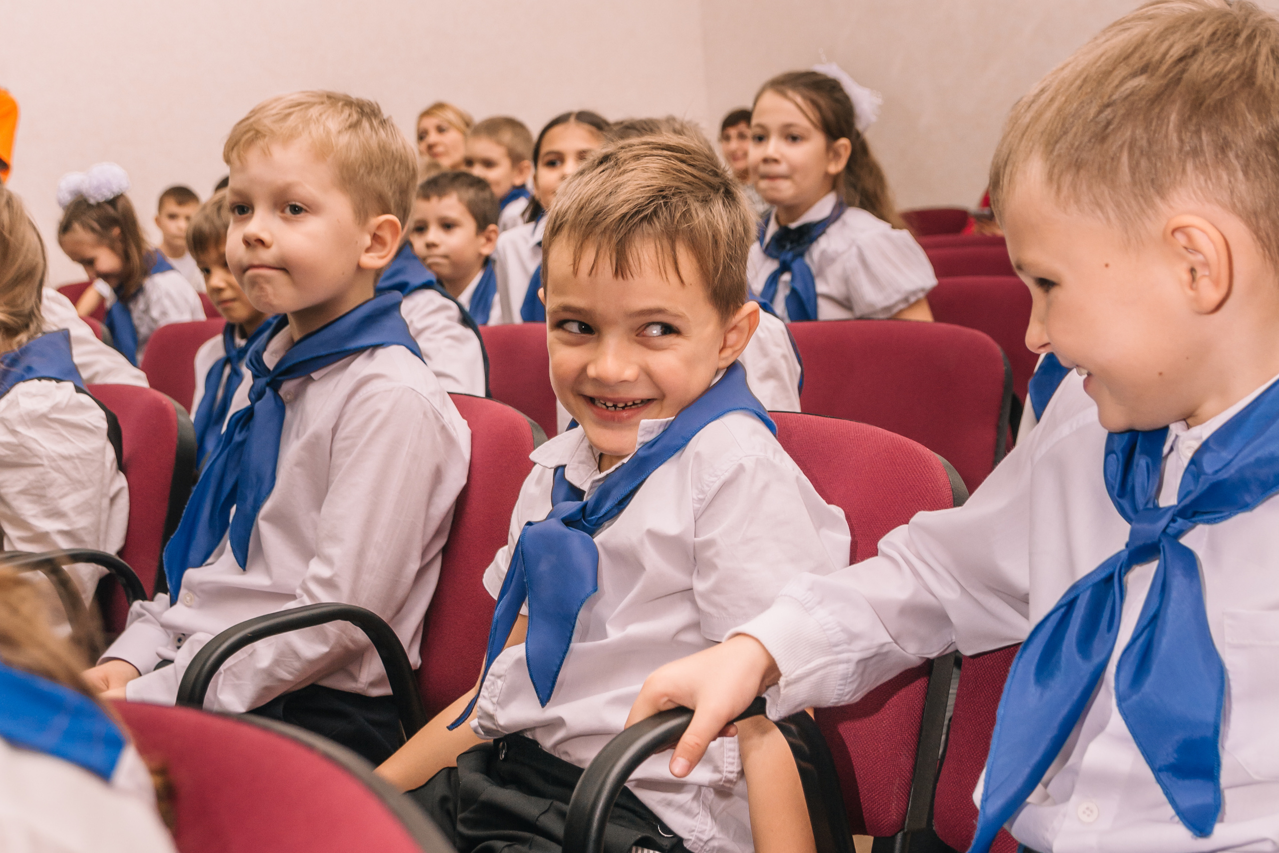 Посвящение в гимназисты, репортаж школьного праздника. Семейный и детский фотограф Кущ Наташа