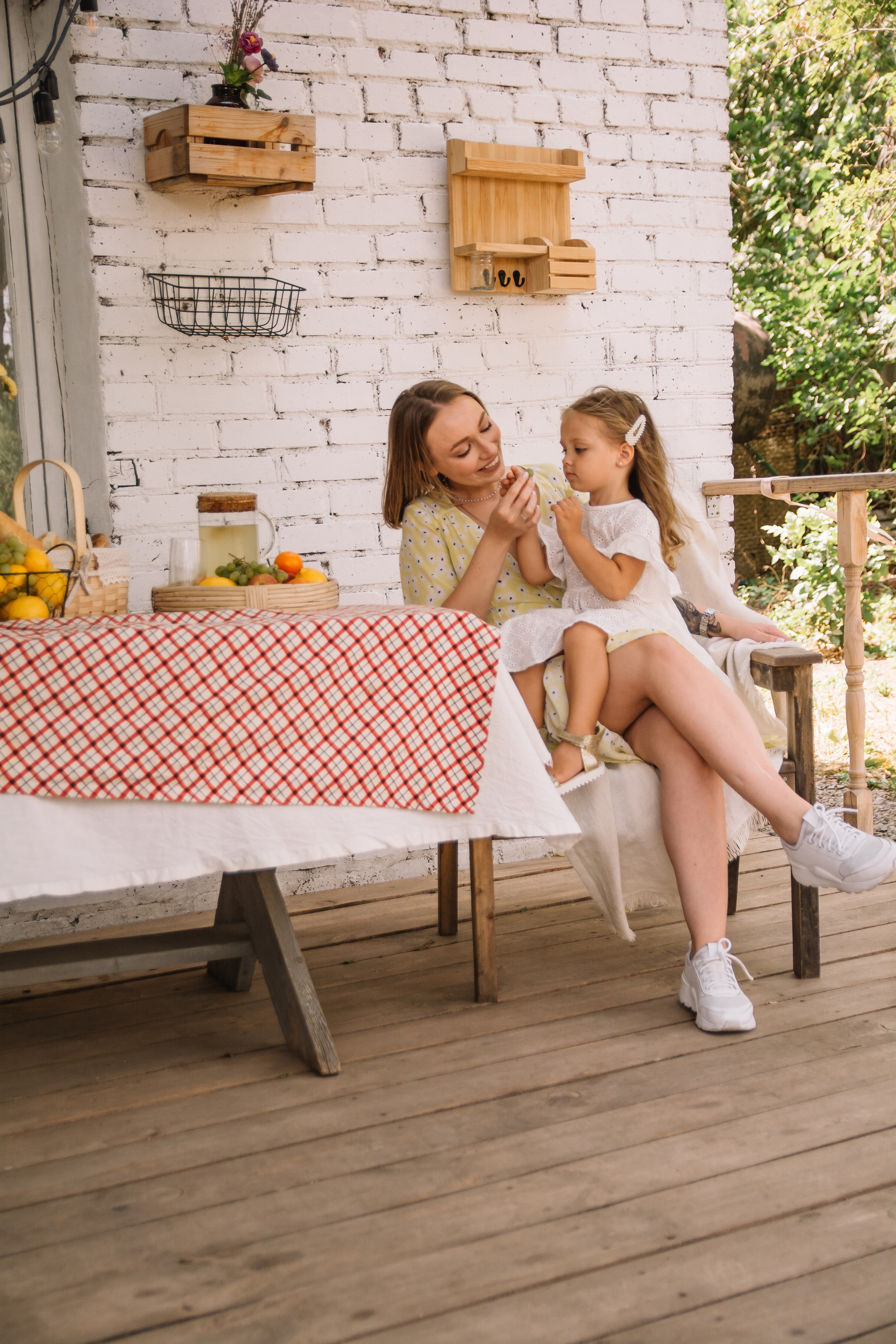 Катя и Дина, уличная фотосессия в студии. Семейный и детский фотограф Кущ Наташа
