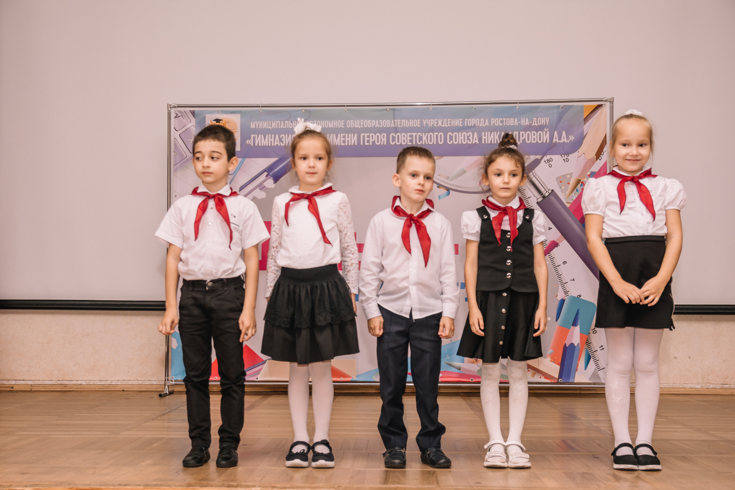 Посвящение в гимназисты, репортаж школьного праздника. Семейный и детский фотограф Кущ Наташа