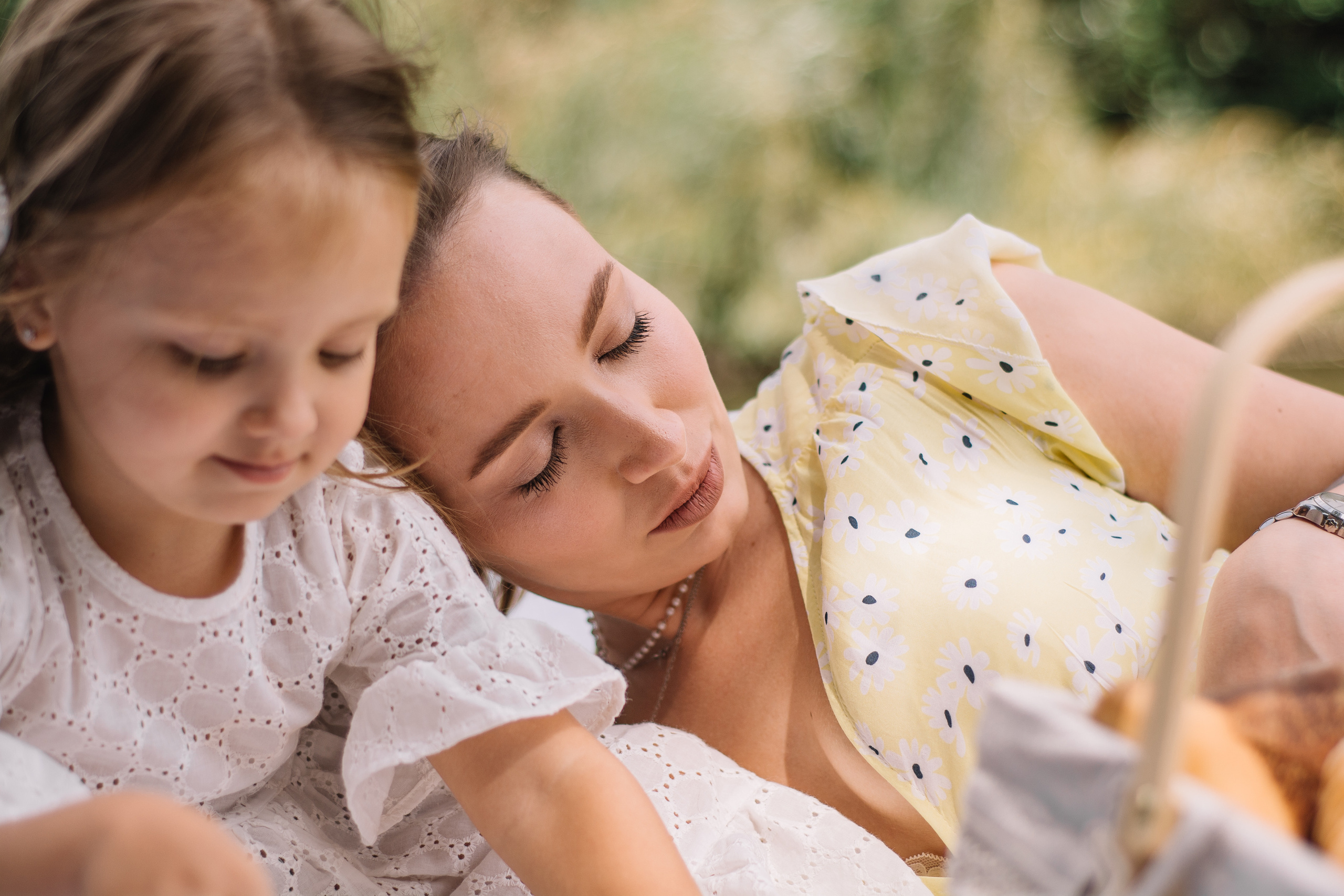 Катя и Дина, уличная фотосессия в студии. Семейный и детский фотограф Кущ Наташа