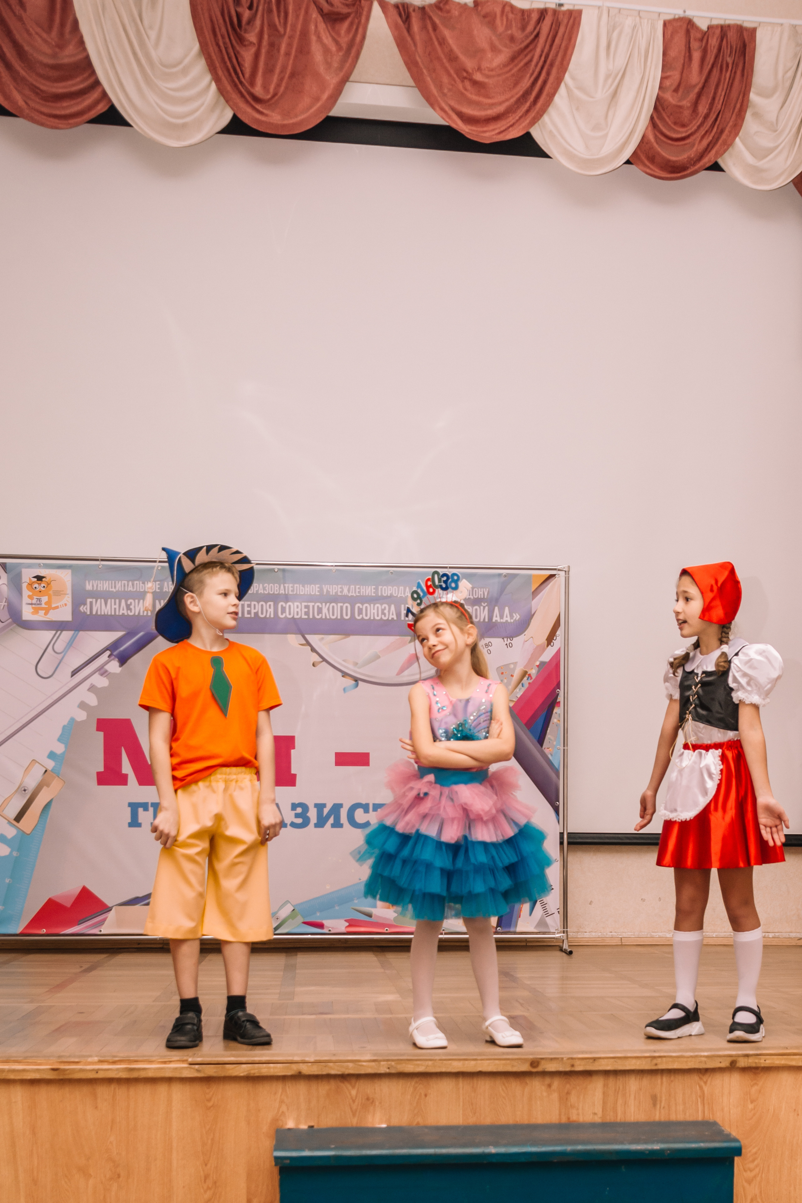 Посвящение в гимназисты, репортаж школьного праздника. Семейный и детский фотограф Кущ Наташа