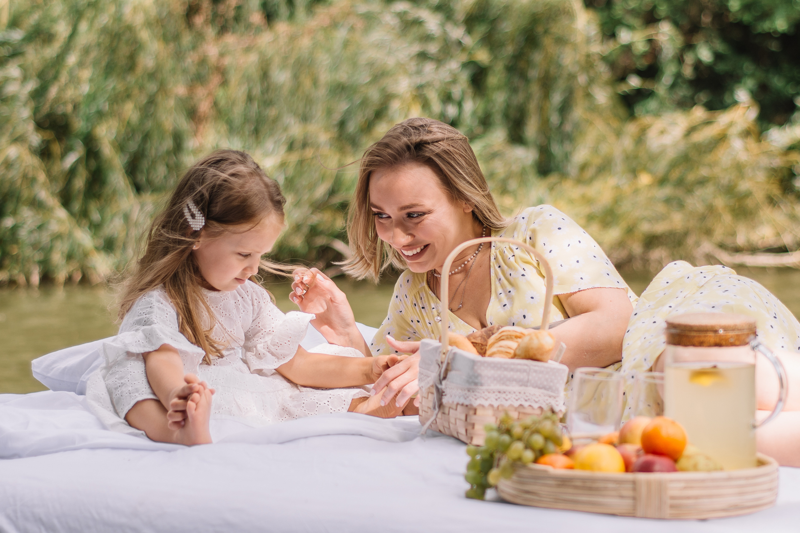 Катя и Дина, уличная фотосессия в студии. Семейный и детский фотограф Кущ Наташа