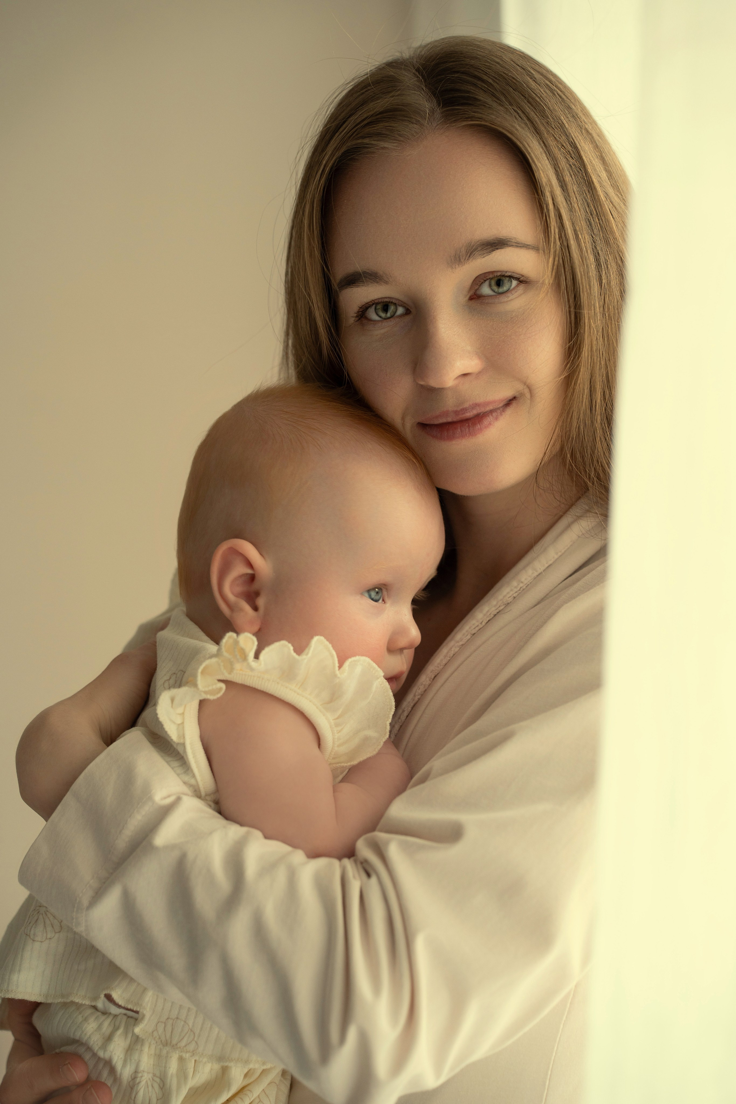 малышка на руках любимой мамы