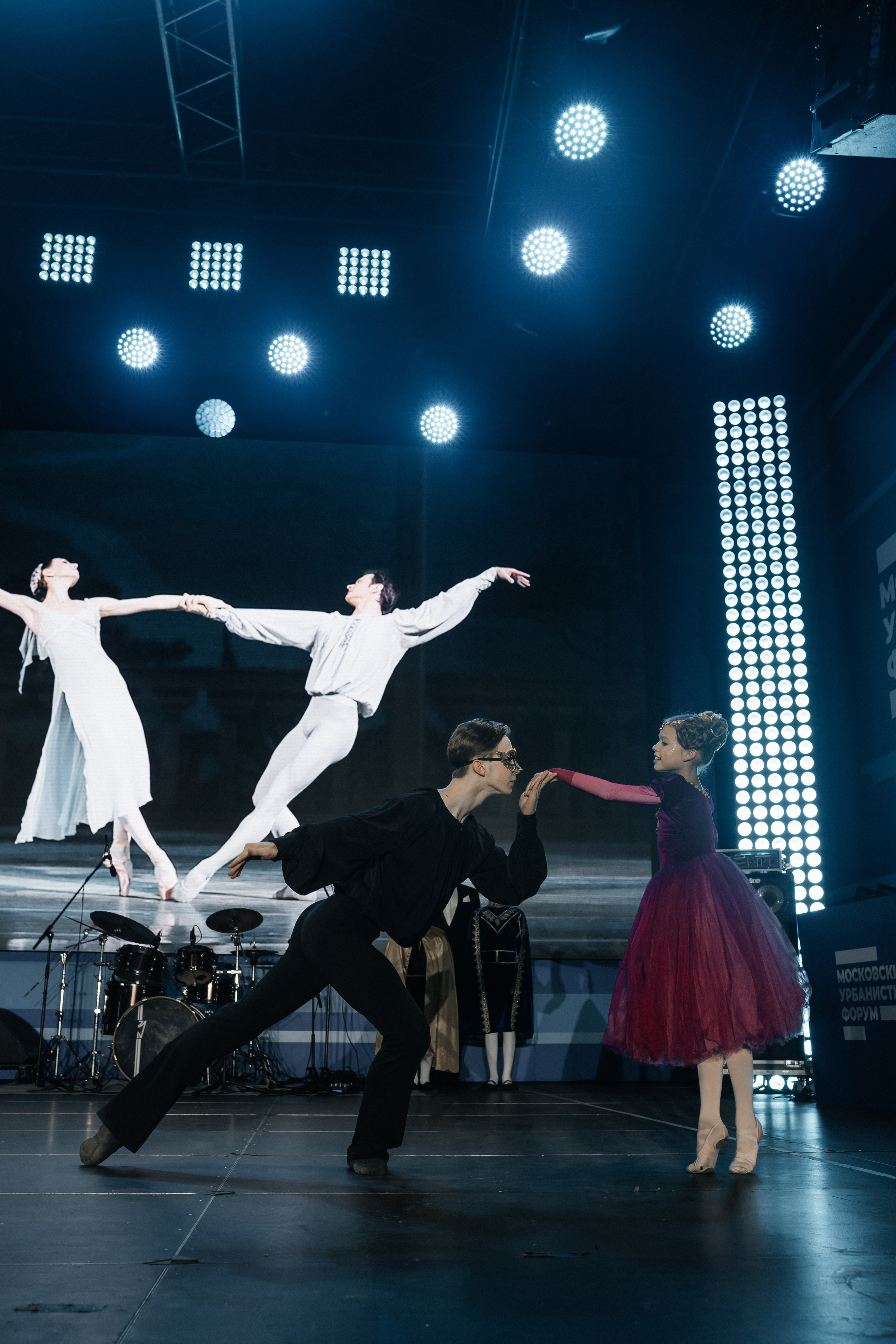 Московский урбанистический форум. Фонд Оксаны Фёдоровой. Ромео и Джульета. Фотограф Наталия Федосова, г. Москва. TG и Instagram @nataliya_raw