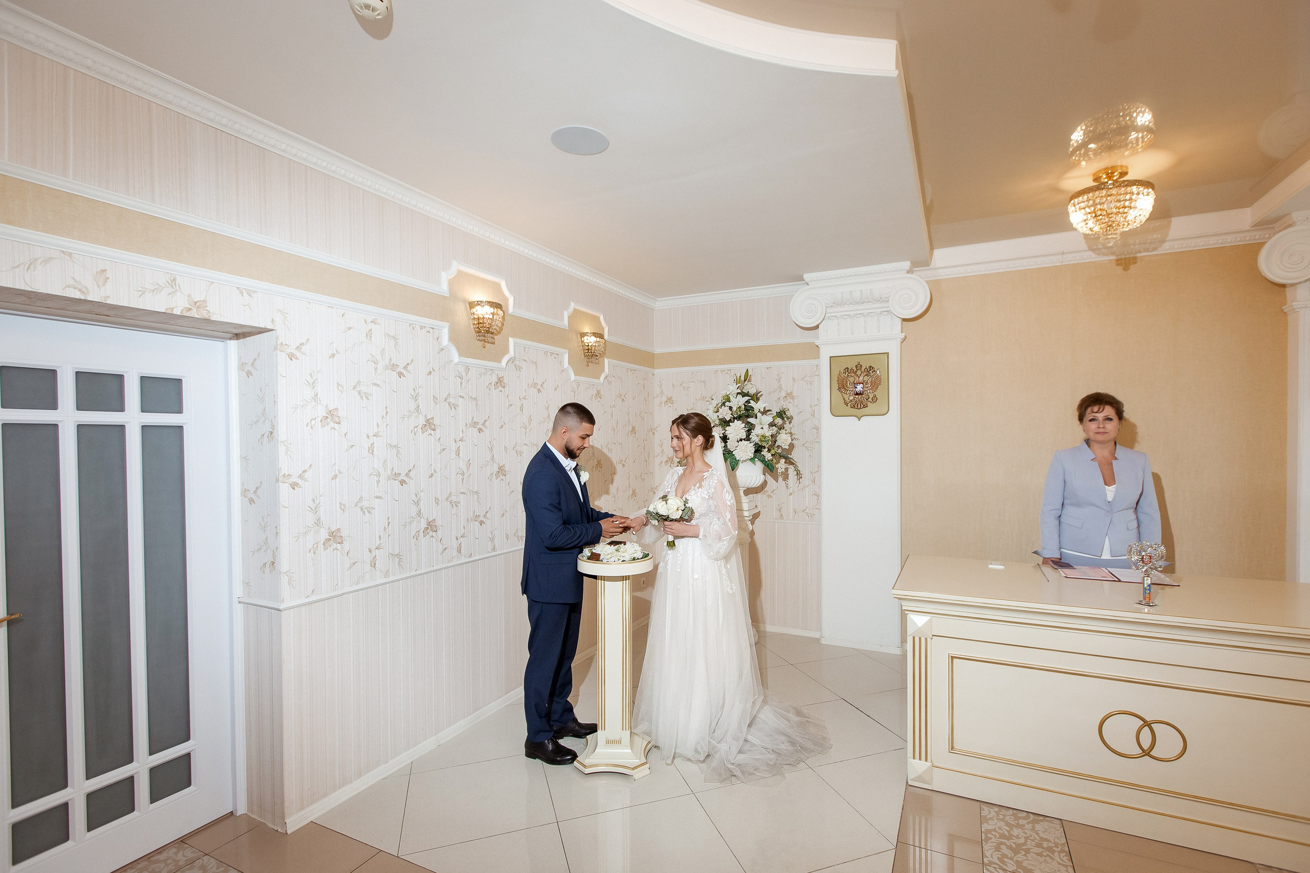 Яркая свадебная фотосессия под дождем. Свадебный и семейный фотограф Алексей Аверин