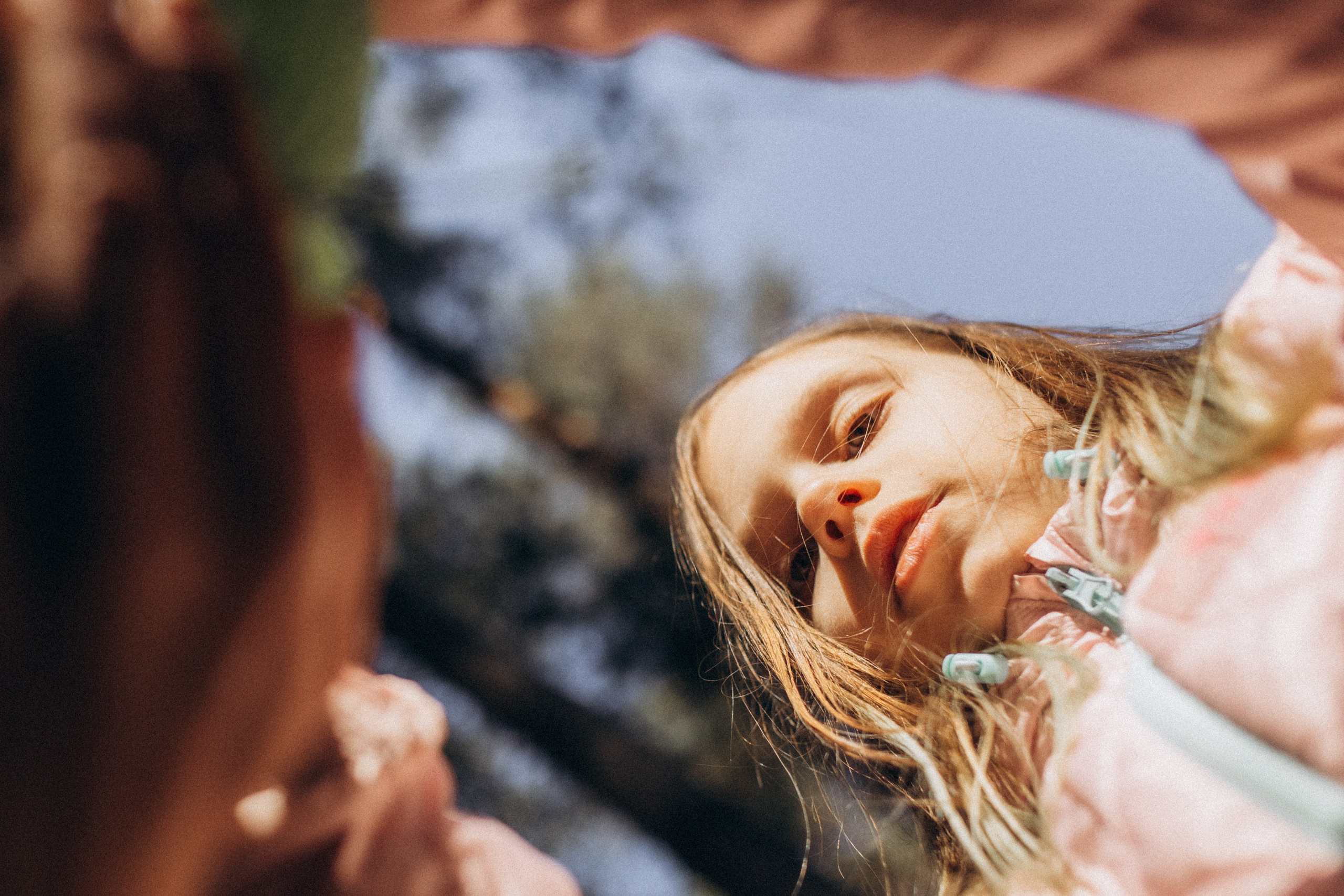 Аня с Ясей и Соней на Обском, осень. Семейный фотограф lifestyle в Новосибирске Елена Шпилевая