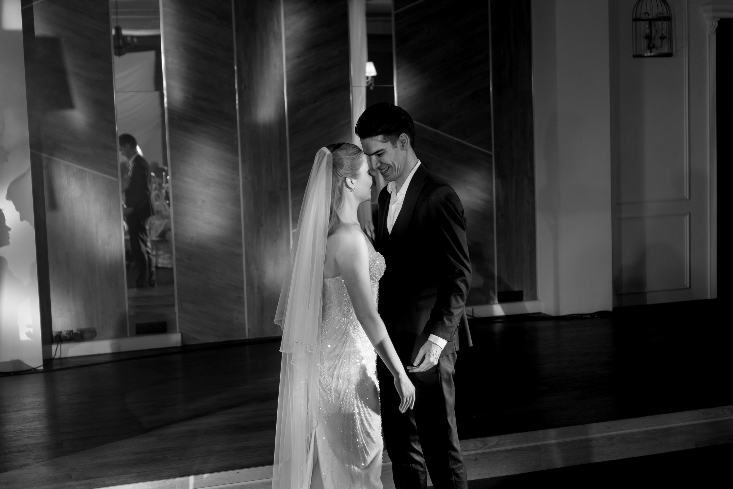 ПЕРВЫЙ ТАНЕЦ МОЛОДЫХ НА БАНКЕТЕ. ТРОГАТЕЛЬНЫЙ МОМЕНТ (СНЯТО В СИБИРЕ В НИЖНЕВАРТОВСКЕ). Профессиональный фотограф, Санкт-Петербург — Виктория Богомолова