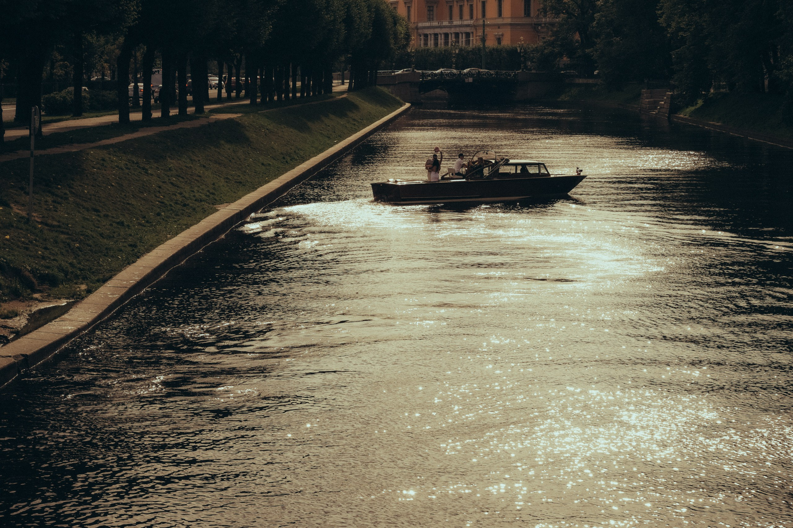 СВАДЕНБНАЯ СЬЕМКА НА КАТЕРЕ ПО КАНАЛАМ САНКТ-ПЕТЕРБУРГА И В АКВАТОРИИ НЕВЫ. Профессиональный фотограф, Санкт-Петербург — Виктория Богомолова