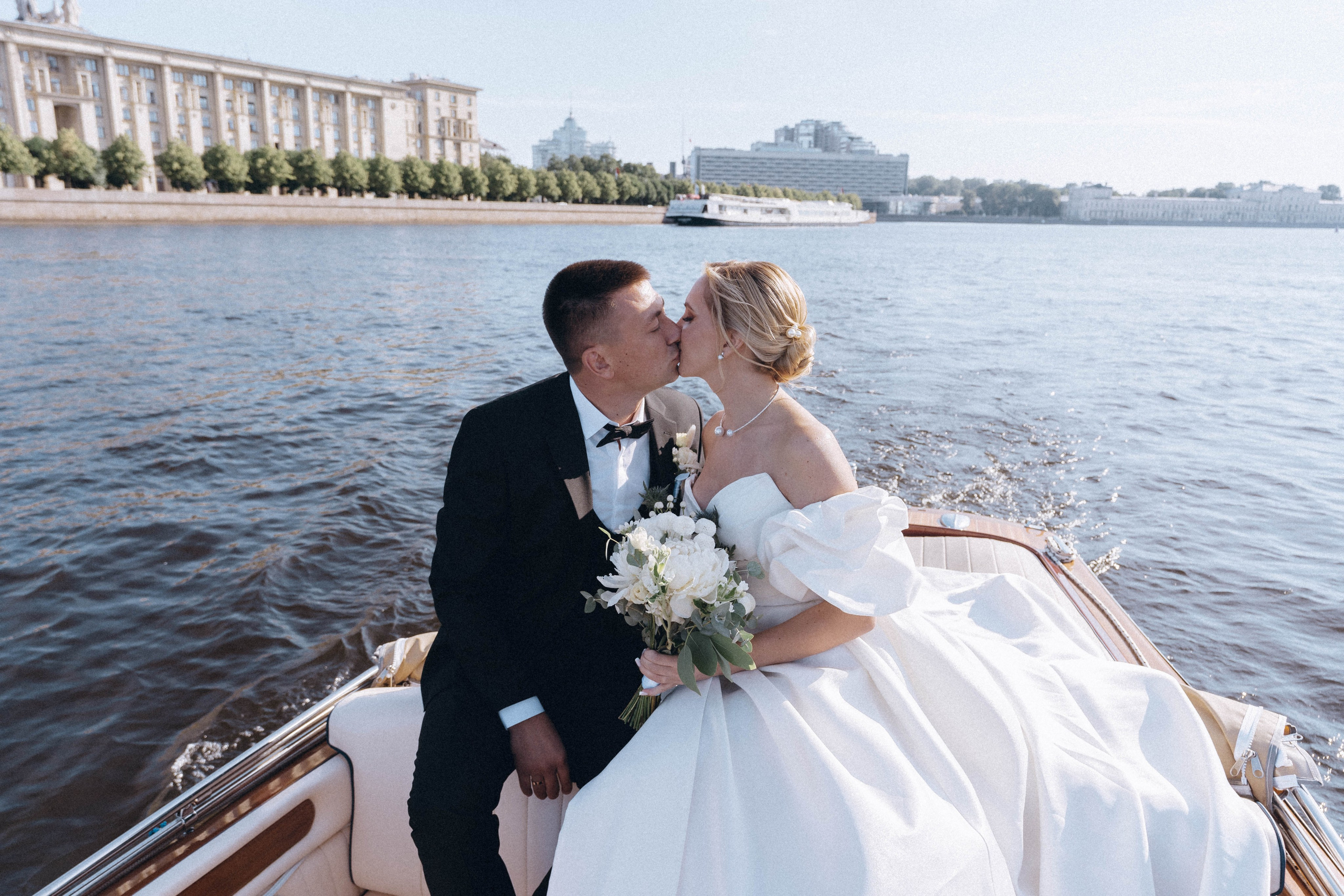 СВАДЕНБНАЯ СЬЕМКА НА КАТЕРЕ ПО КАНАЛАМ САНКТ-ПЕТЕРБУРГА И В АКВАТОРИИ НЕВЫ. Профессиональный фотограф, Санкт-Петербург — Виктория Богомолова