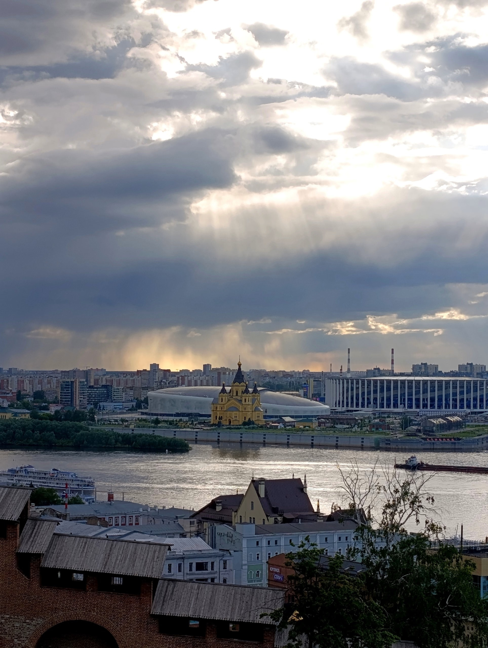 Панорама осеннего Нижнего Новгорода с набережной Федоровского