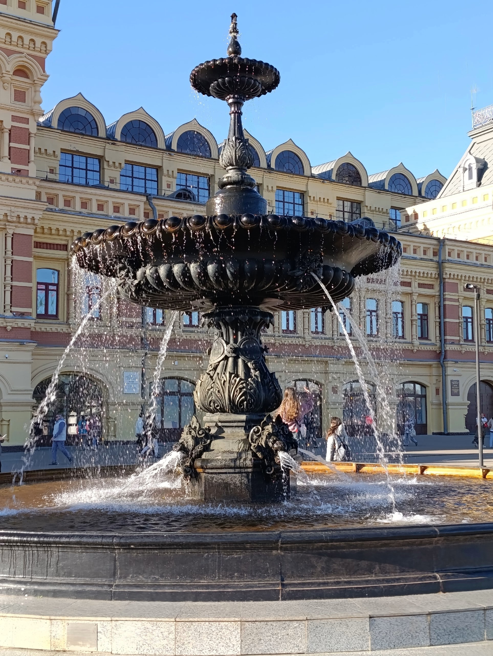 Старый фонтан перед Главным ярмарочным домом Нижний Новгород