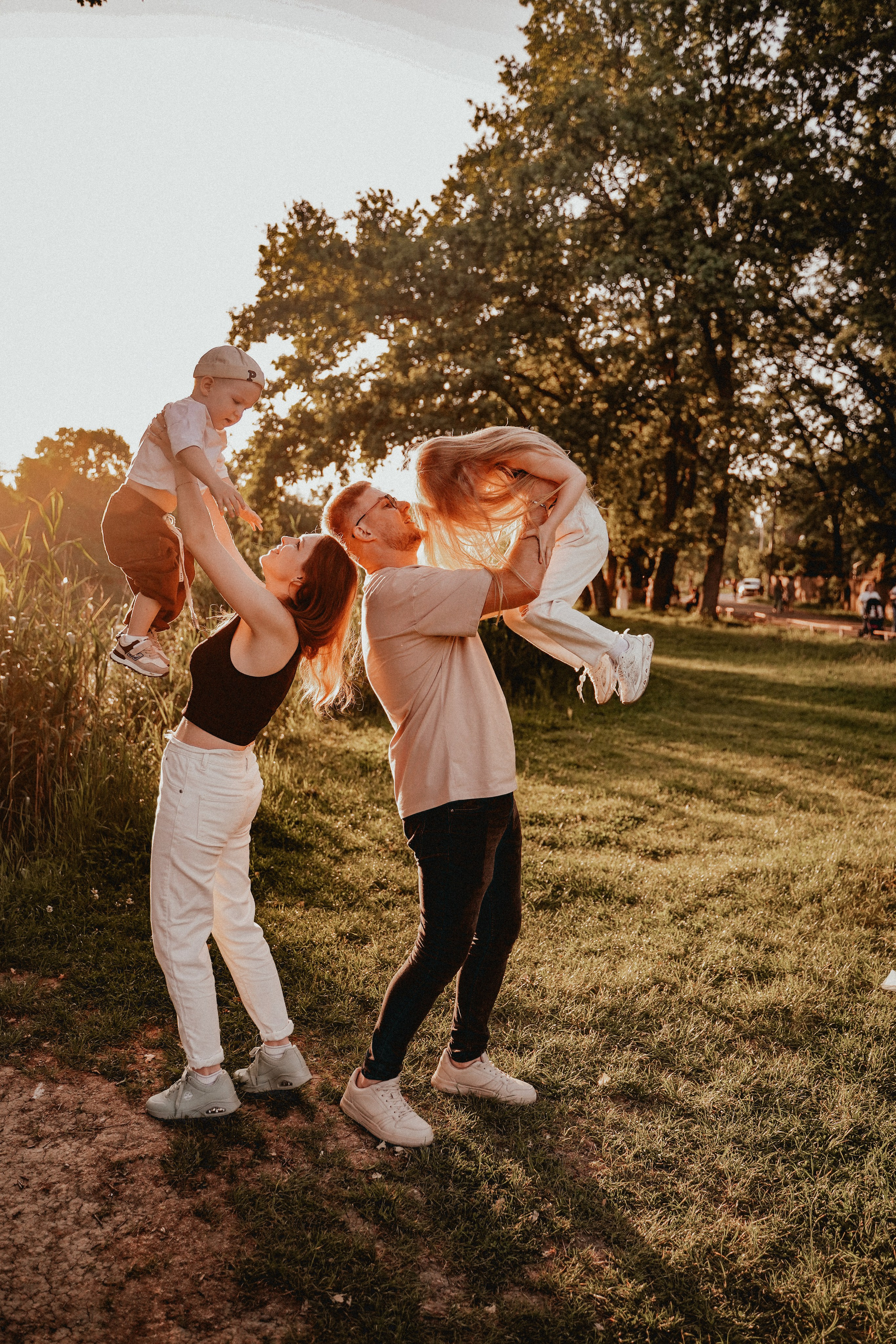 Семейная фотосессия со скейтом и самокатом. Семейный и женский фотограф в Краснодаре Анастасия Приймак