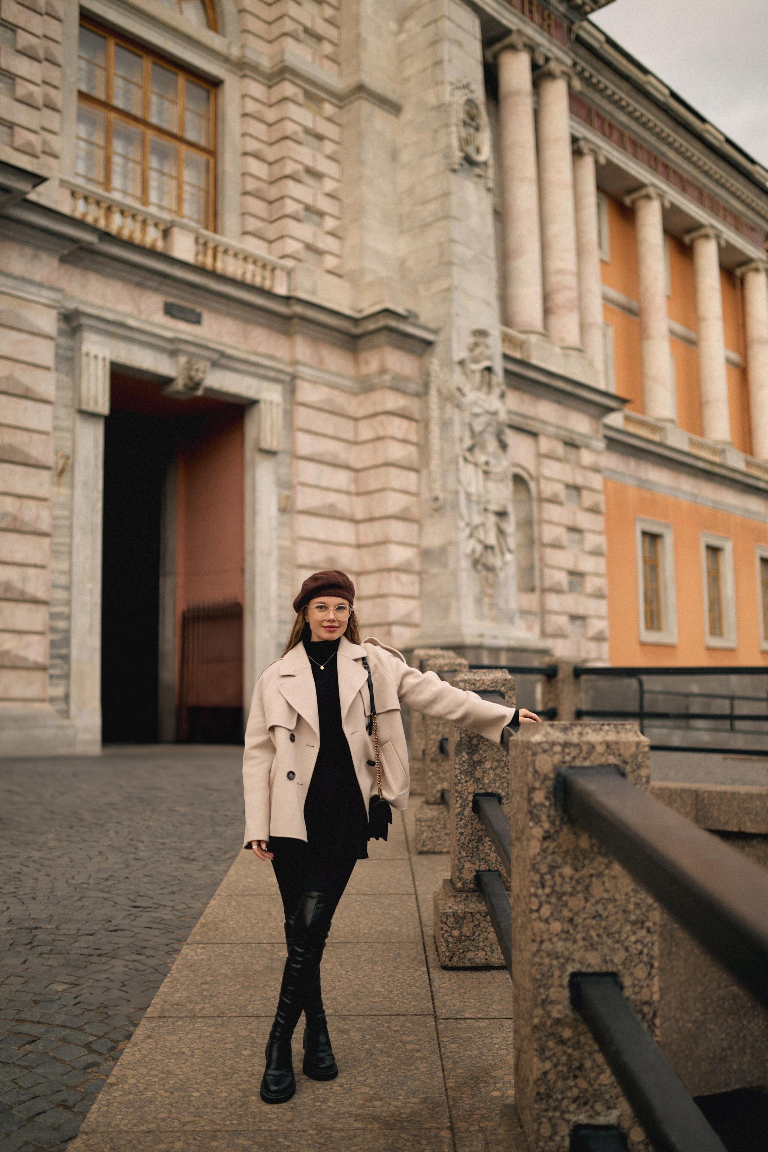 Профессиональная прогулочная фотосессия в Питере. Сестры Карабаза. Фотографы и ретушеры в Москве и Санкт-Петербурге