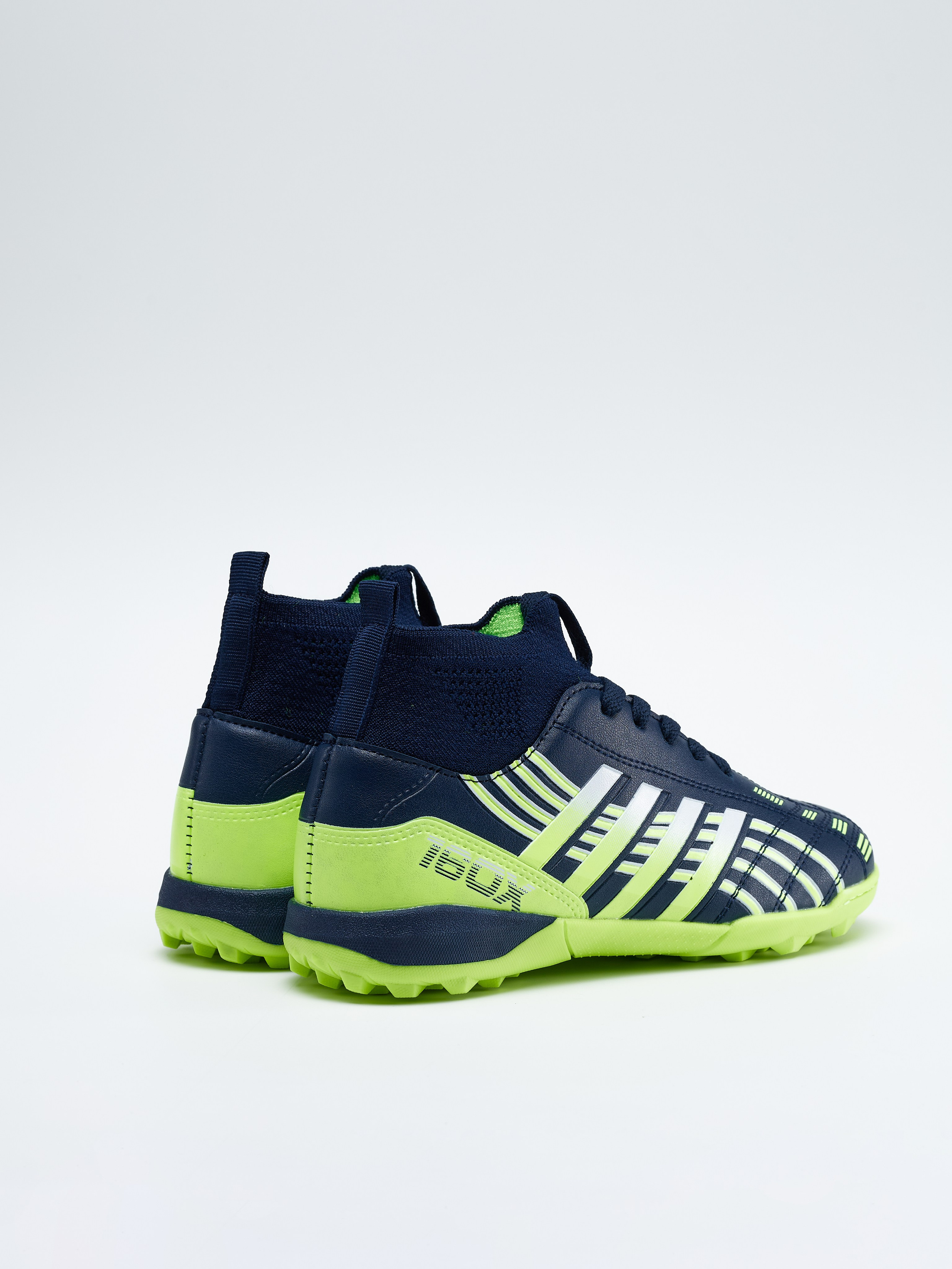 Спортивная обувь. Уютная студия предметной съемки для маркетплейсов в городе Москва