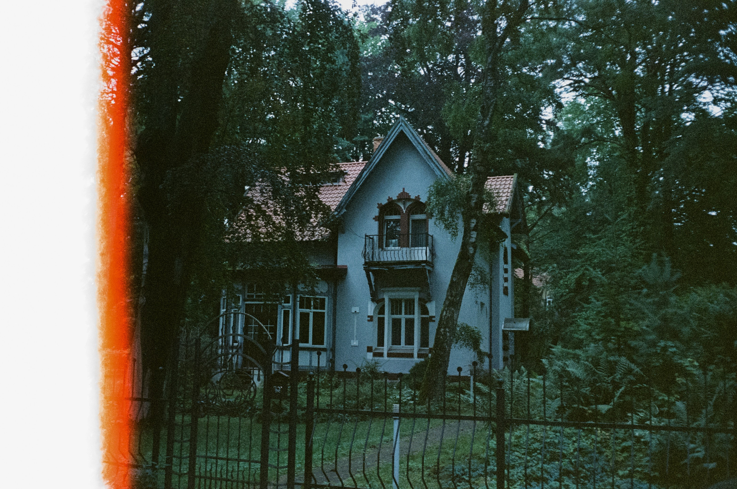 11 июля Светлогорск улочки / Minox 35 GT (2) / Kodak Portra 400 VC @ISO 100