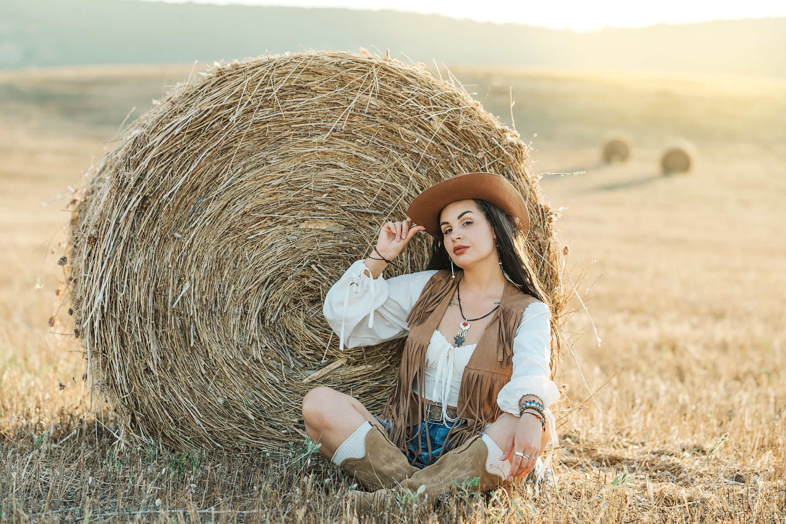 Фотосессия в стиле кантри на закате в стогах сена. Идеи для фотосессии в Крыму. Фотограф в Симферополе и по Крыму Ольга Топоривская. Лучшие места для фотосессий в Крыму.