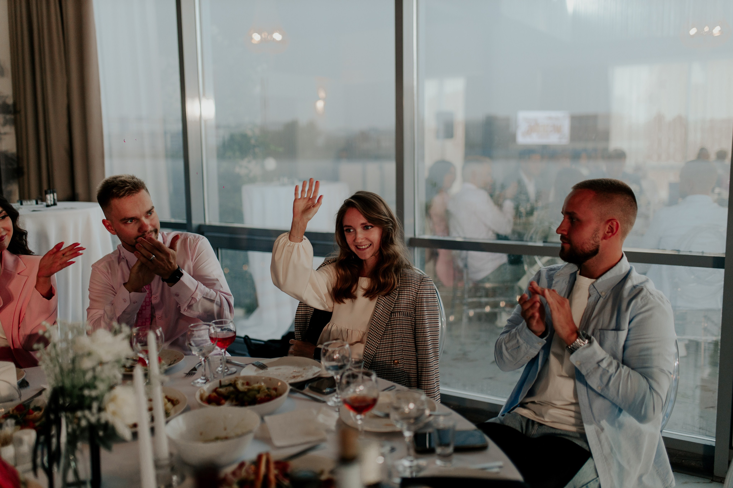 Гости смеются среди родных и близких — романтика вечера