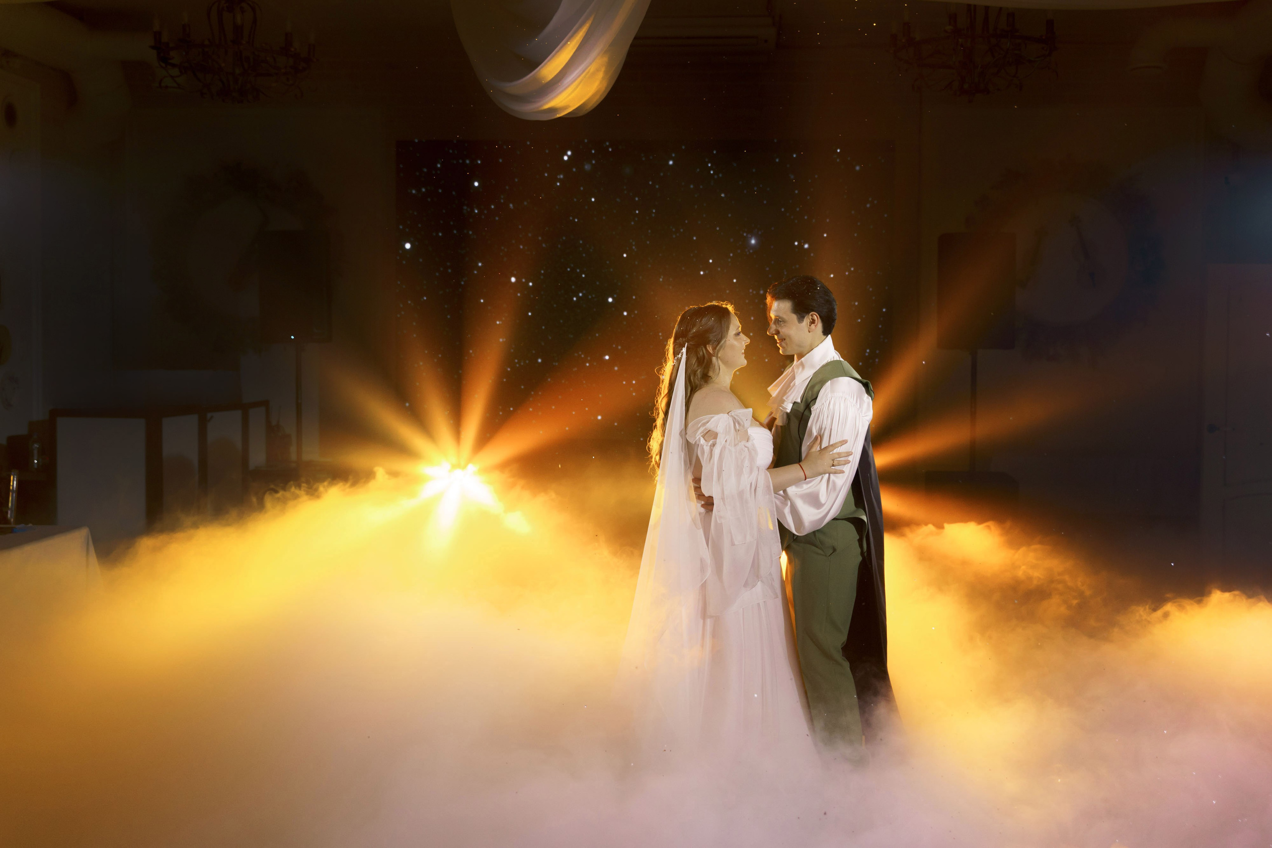 фотосессия свадебного банкета танец невесты и жениха тяжелый дым красивый свет