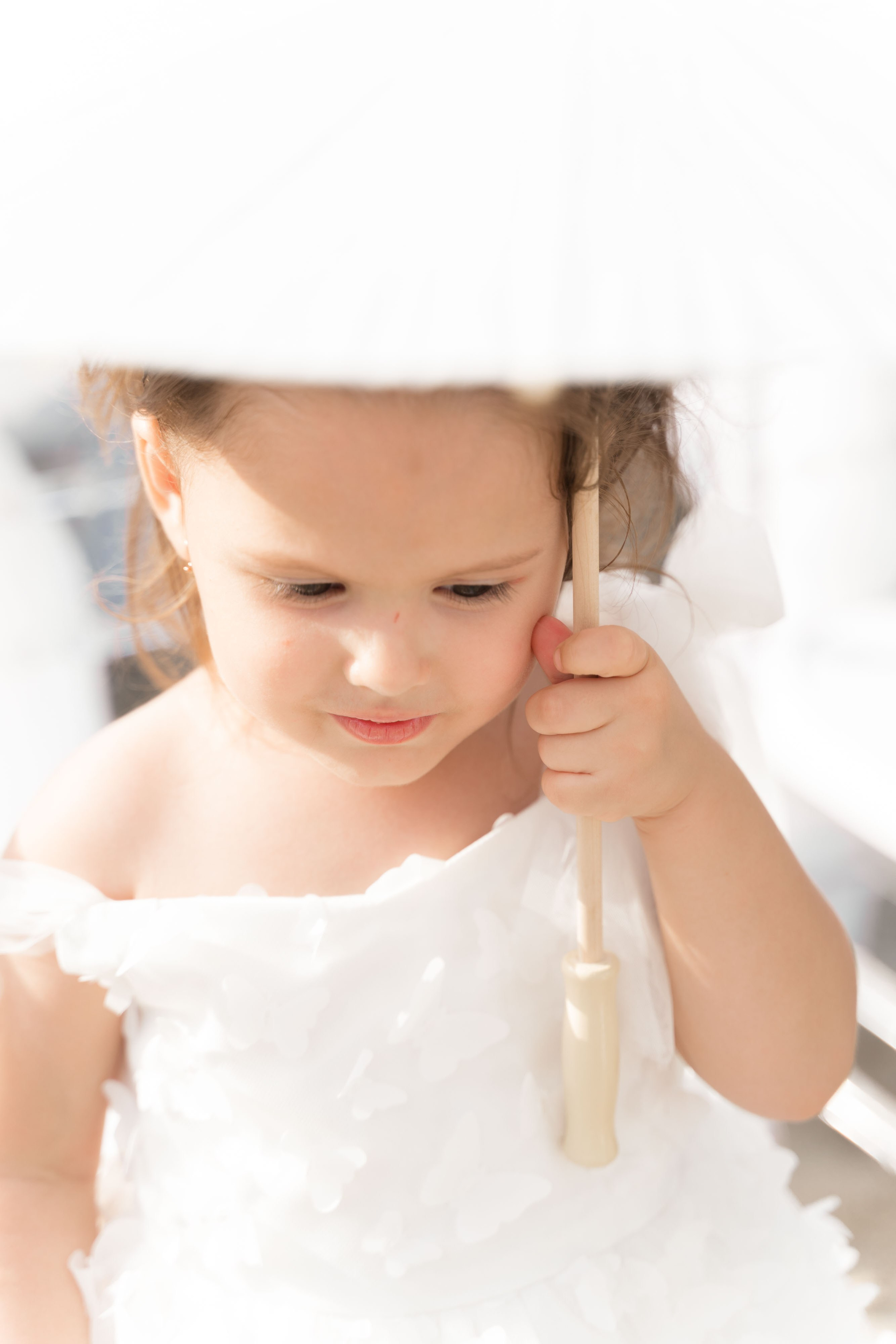 маленькая девочка выносит кольца