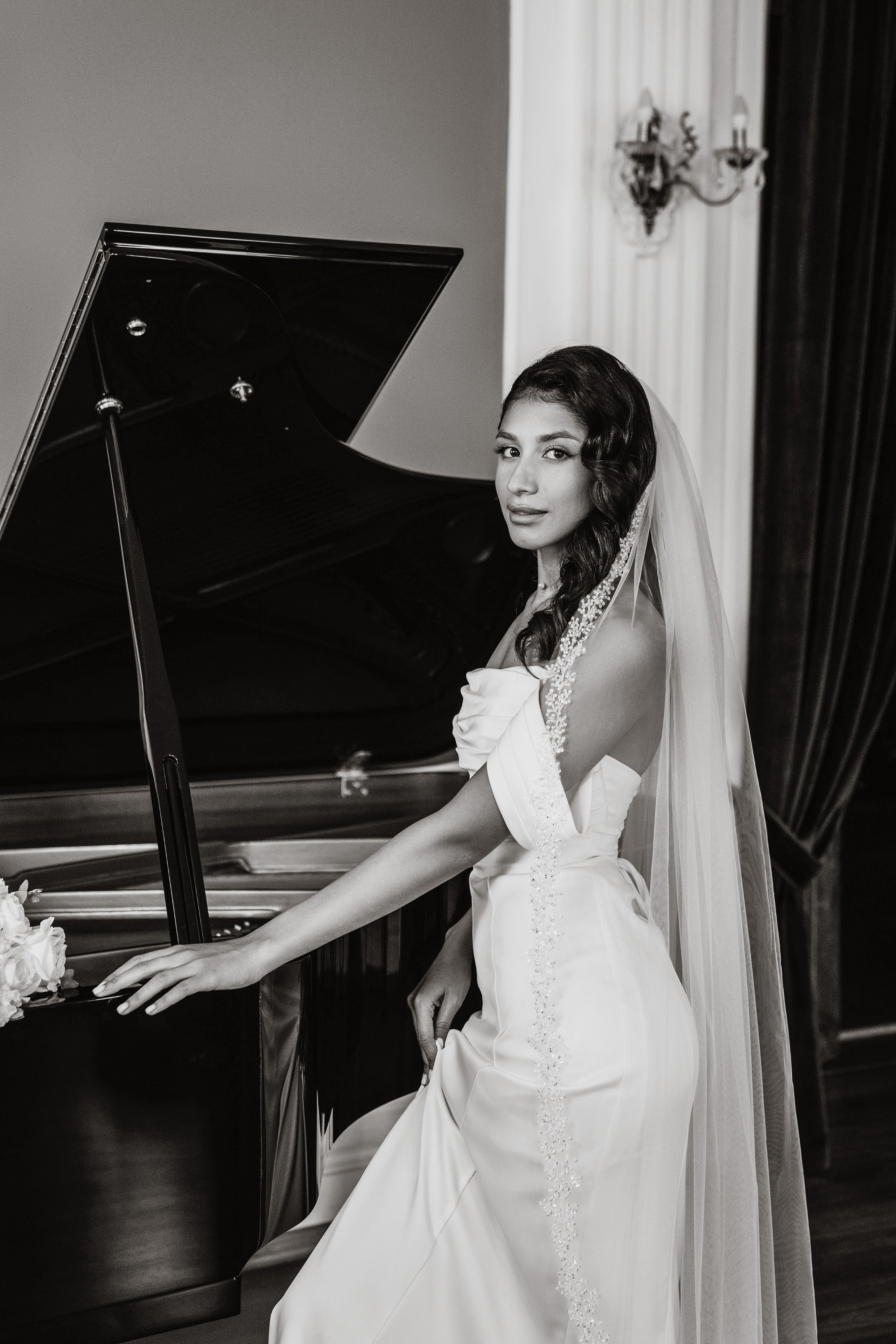 фотограф на свадьбу Казань, фотосессия в Доме союза композиторов, невеста у рояля