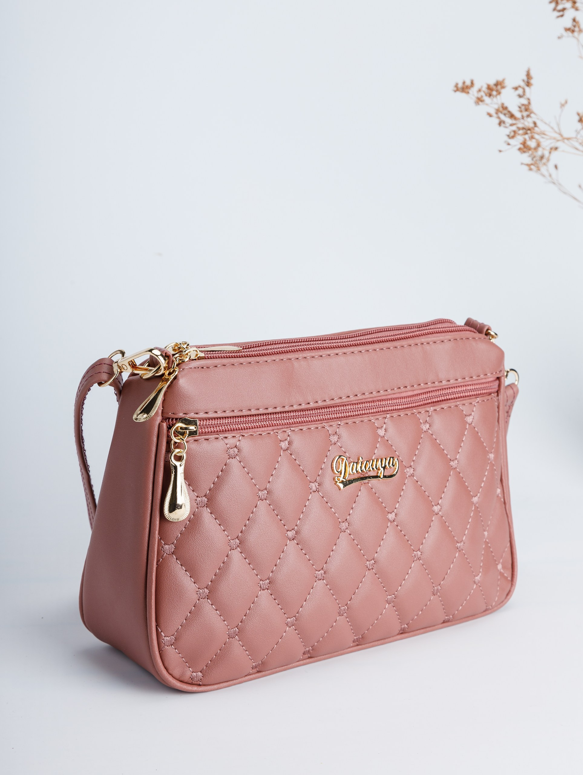 Съемка розовой и черной сумки для маркетплейса. Студия коммерческой съемки ХВОЯ