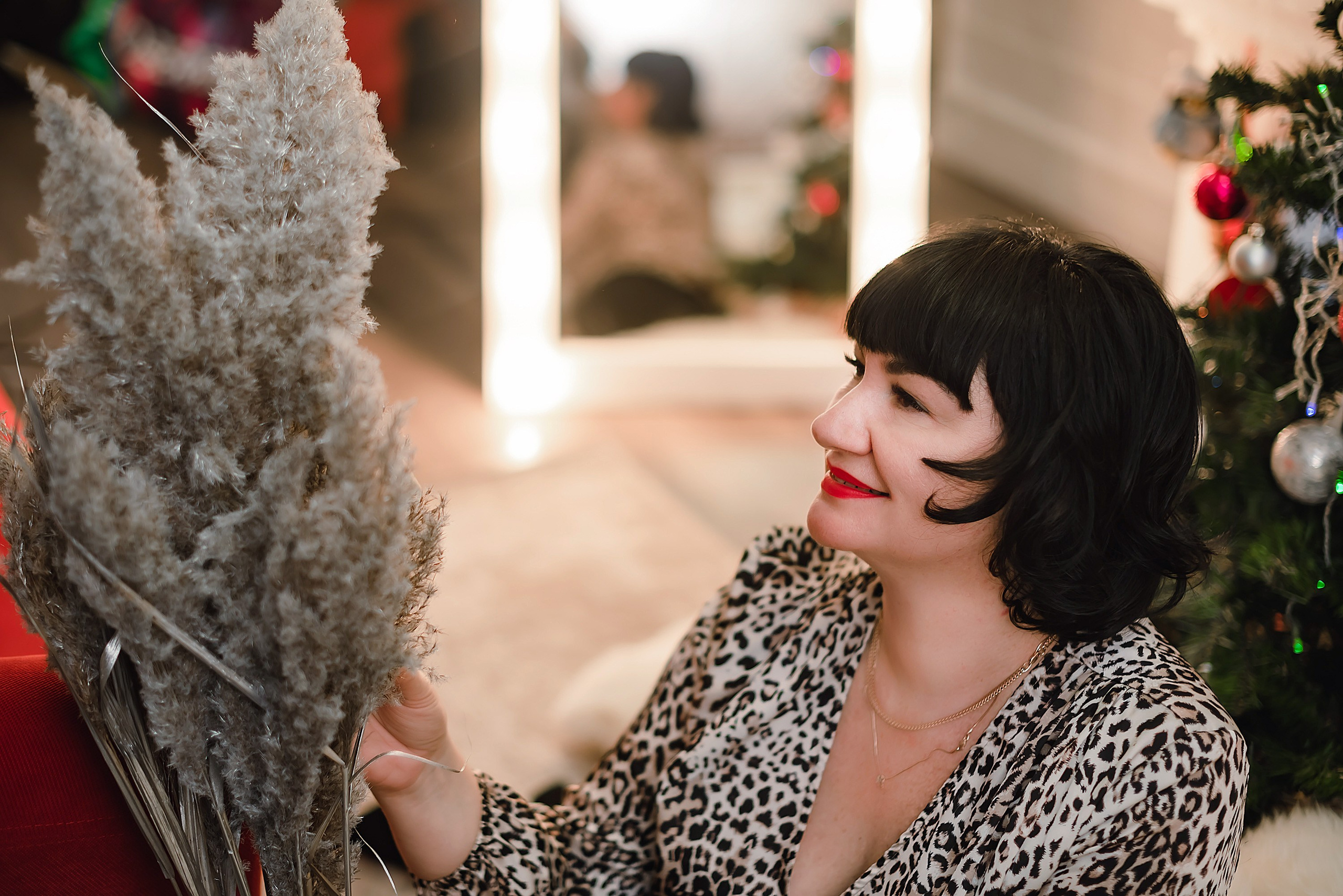 Новогодний портрет женщины в студии с паюсной травой.