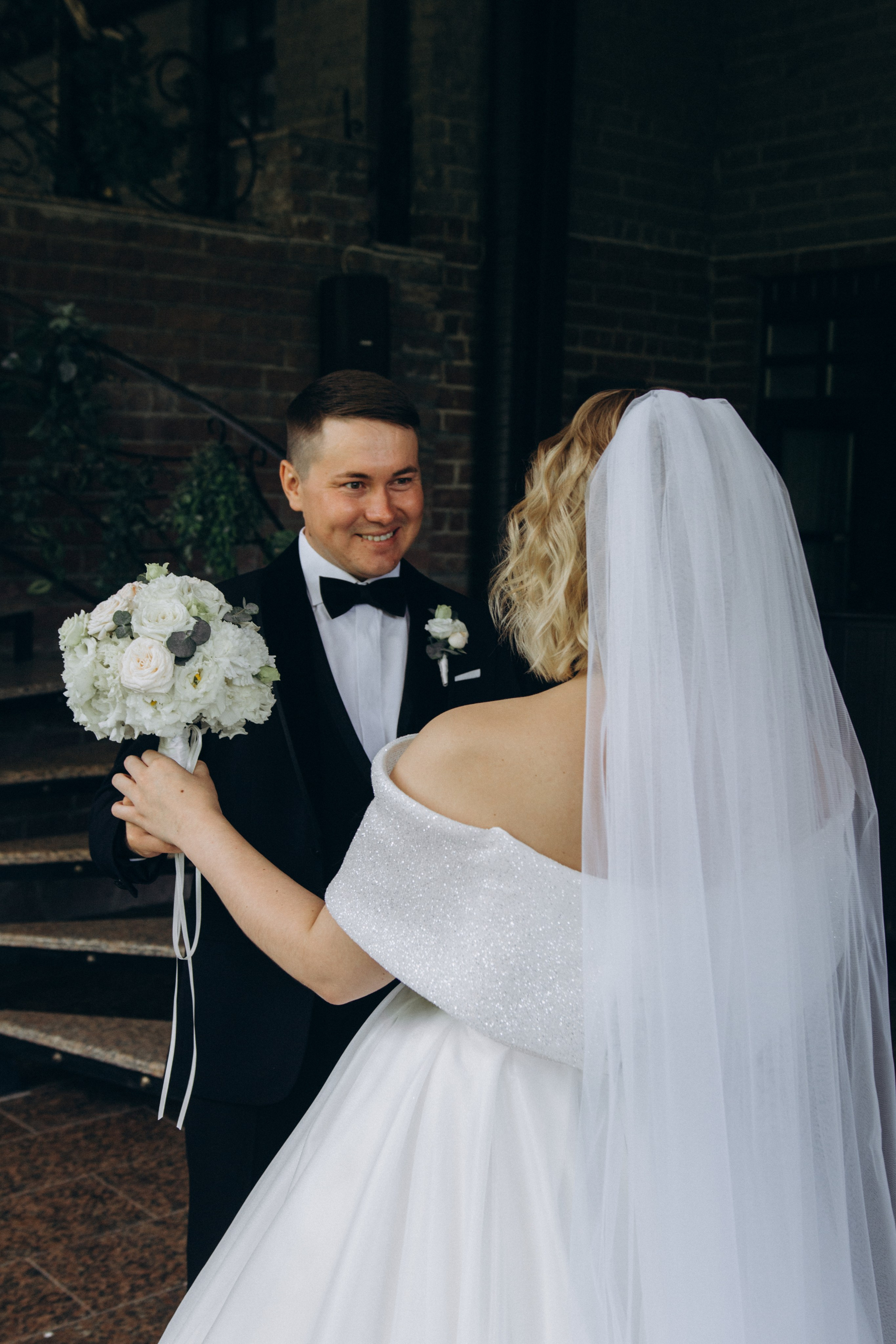 жених встречает невесту