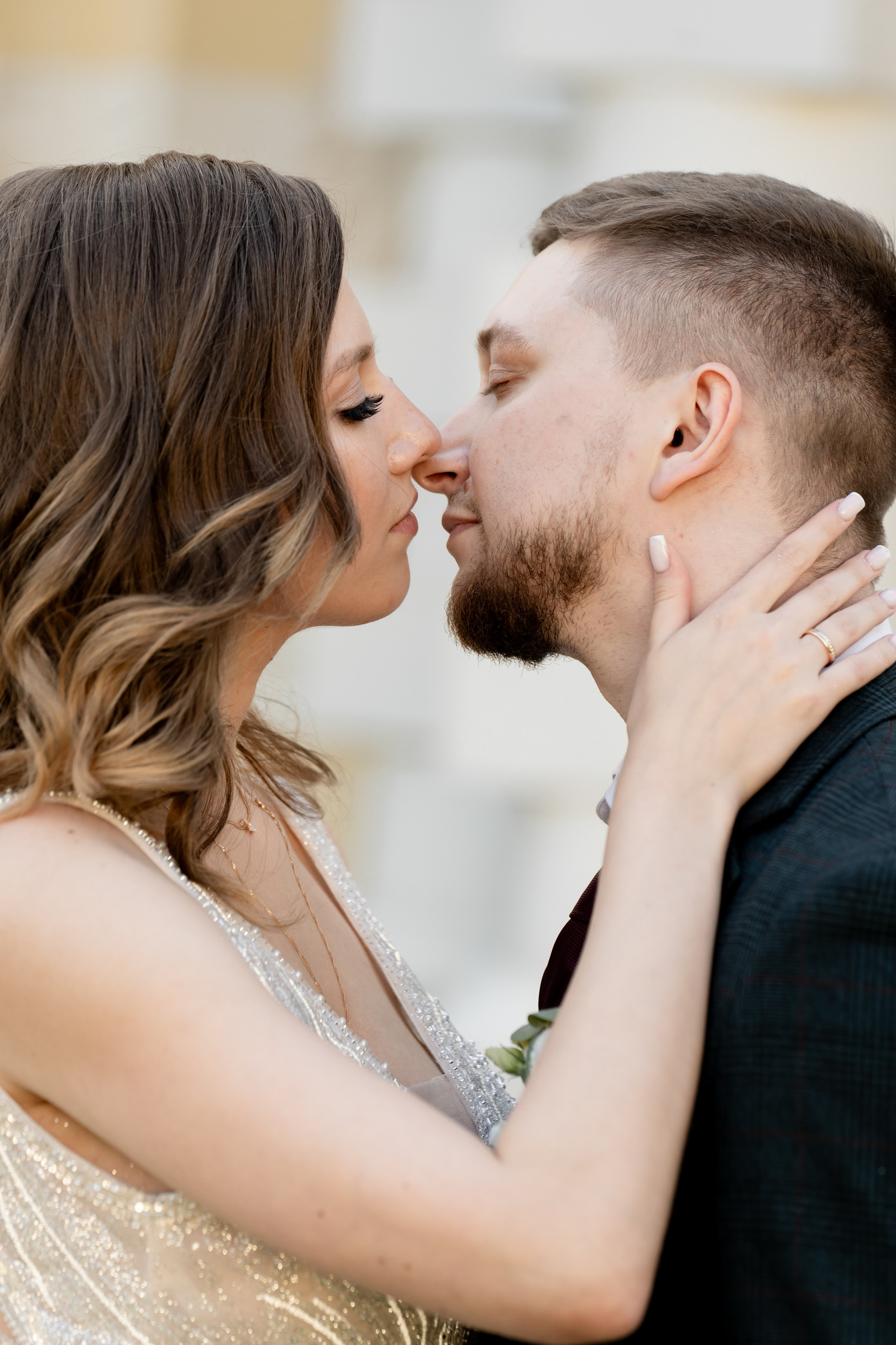 Поцелуй невесты и жениха