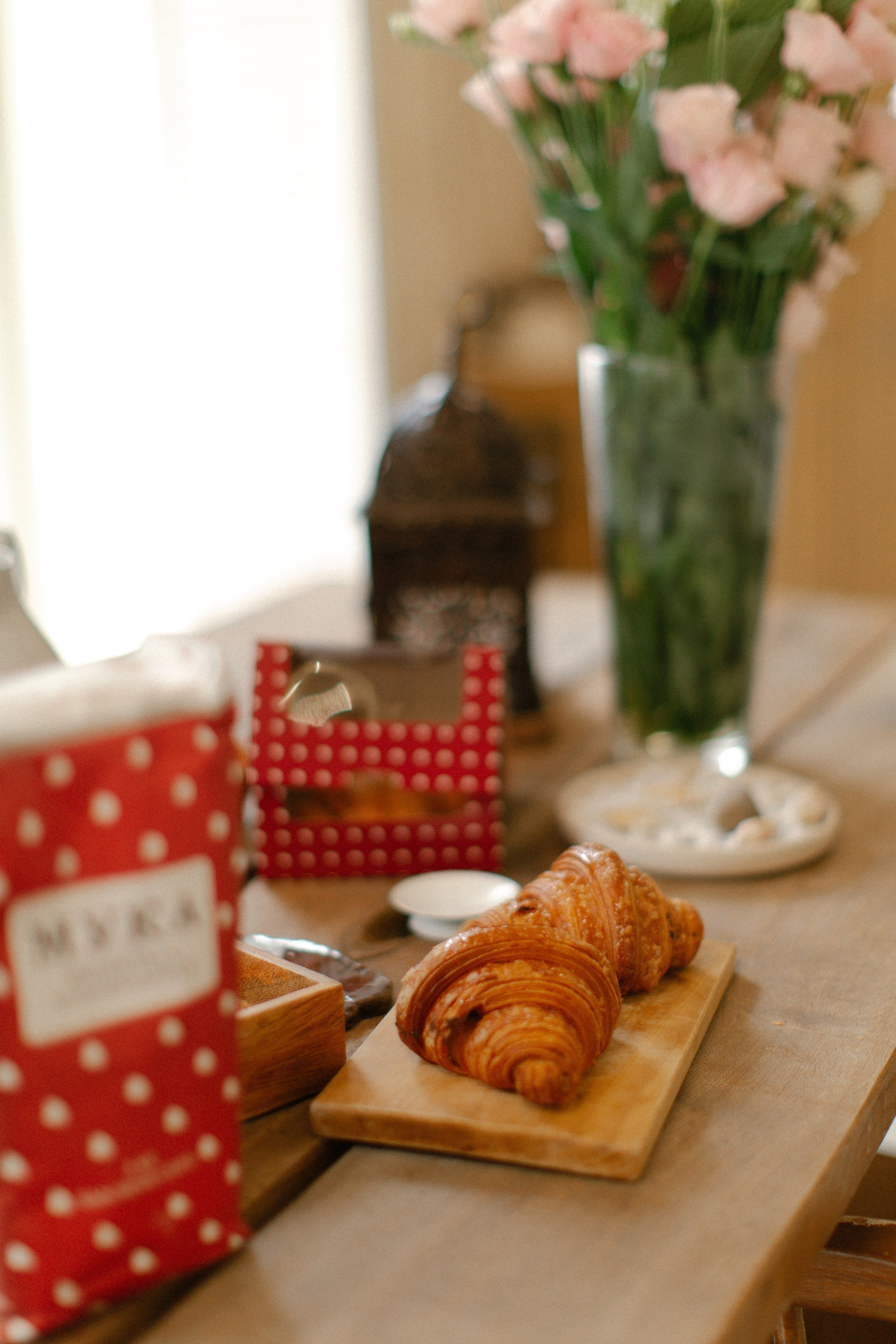 круассаны на столе